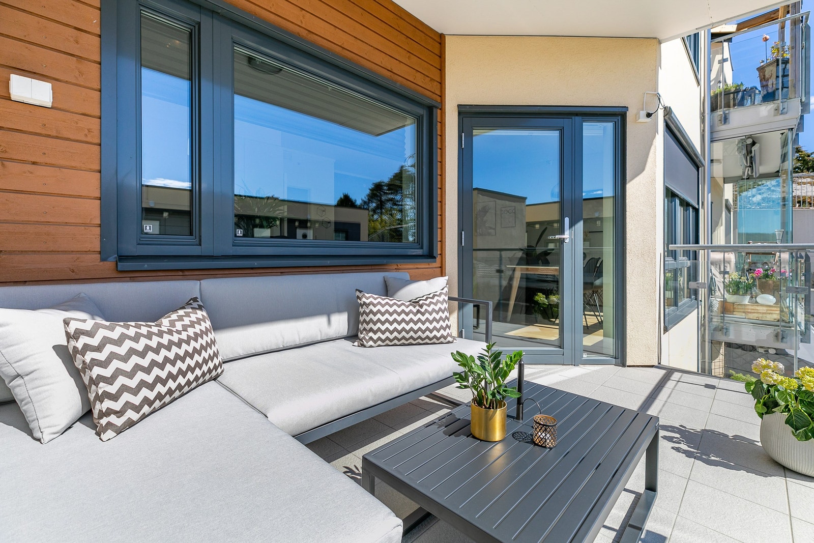 Rekkverk med glass ivaretar utsynet når du sitter ute på balkongen. Galleribilde