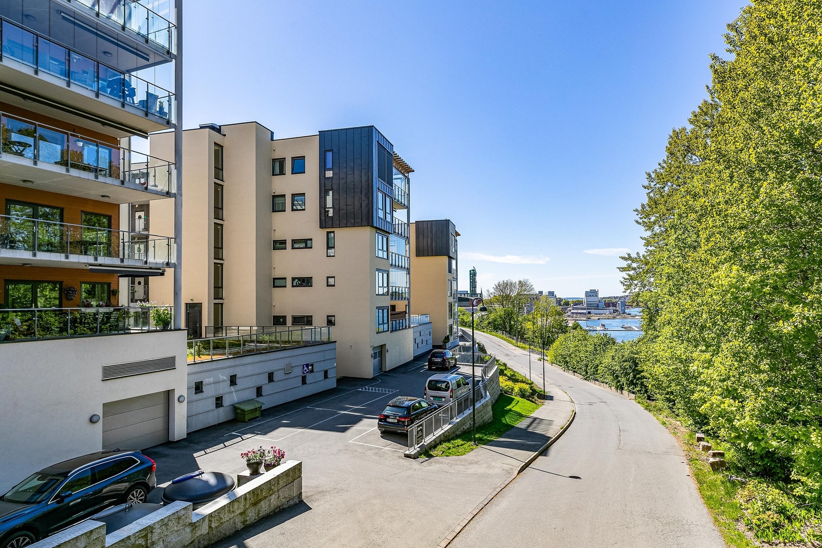 Leiligheten har garasjeplass med el-billader i 1. etasje og bod i 2. etasje. Det er også mulighet for kjøp av en ekstra garasjeplass. Galleribilde