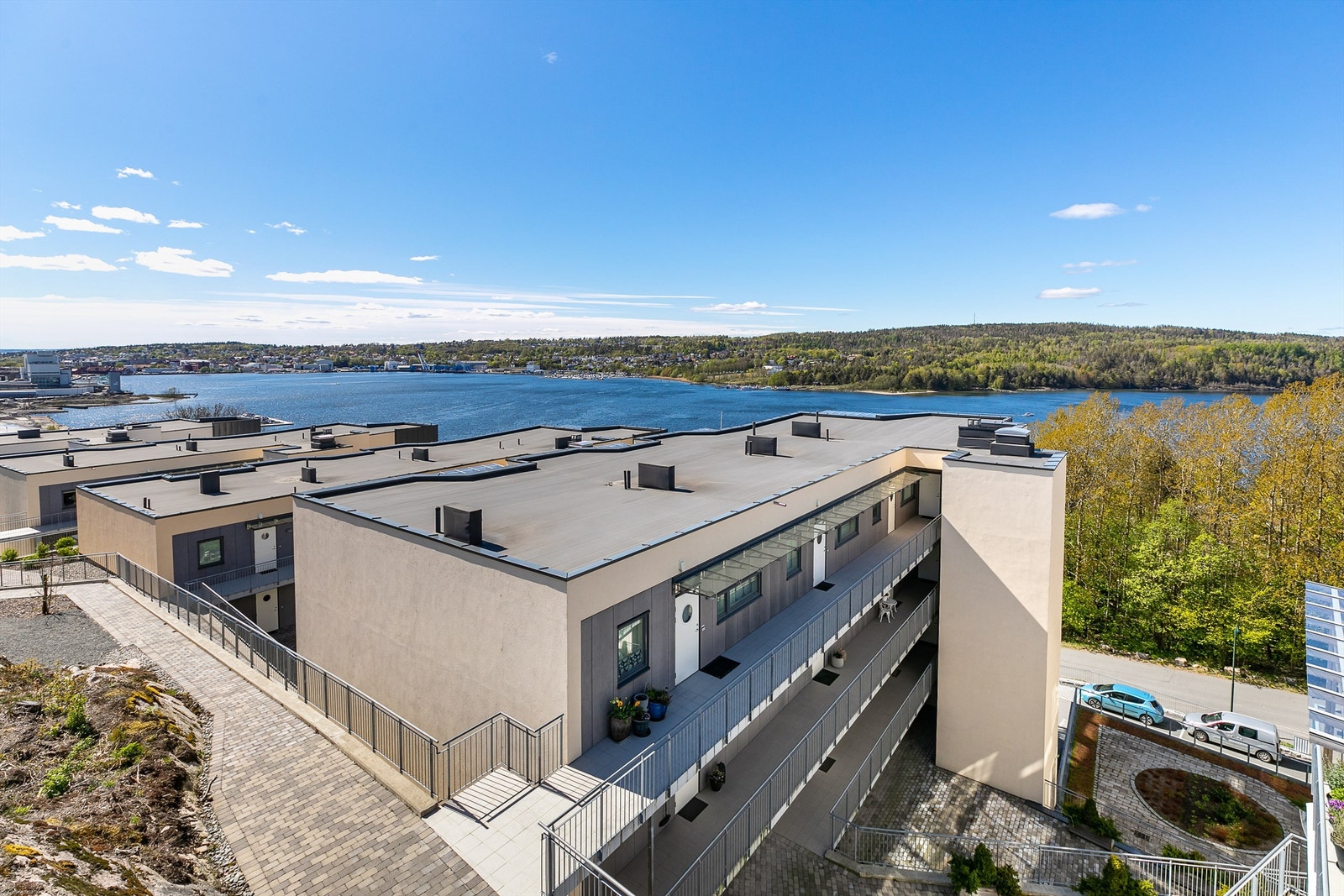 På Røysåsen bor du nær sentrum med forretninger, serveringssteder og kulturliv. Galleribilde