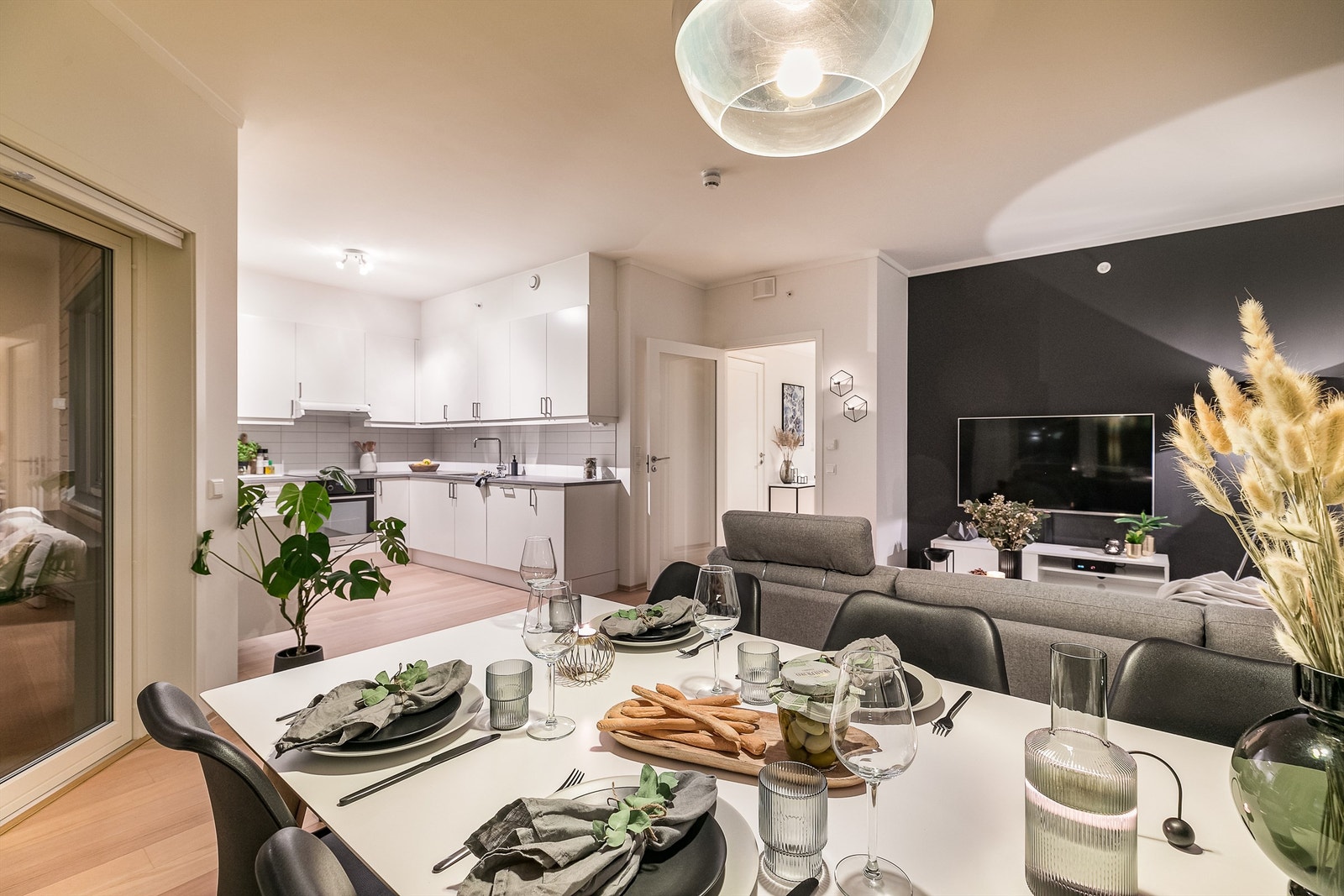 Hvite fronter gjør at kjøkkeninnredningen rent visuelt opptar lite plass i rommet. Galleribilde