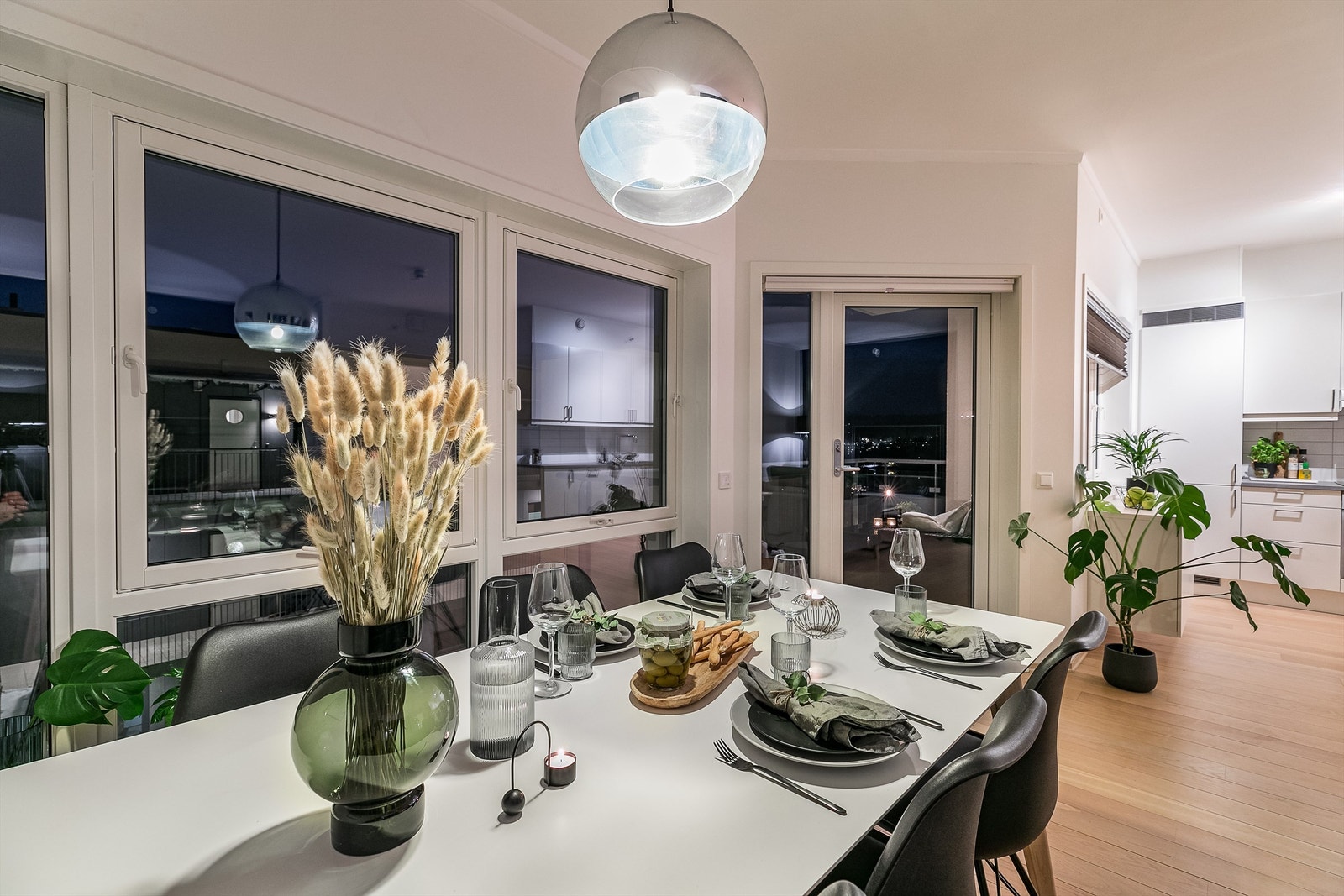 Lysene fra bebyggelsen på Jeløy blir et fint skue også fra stuen. Galleribilde