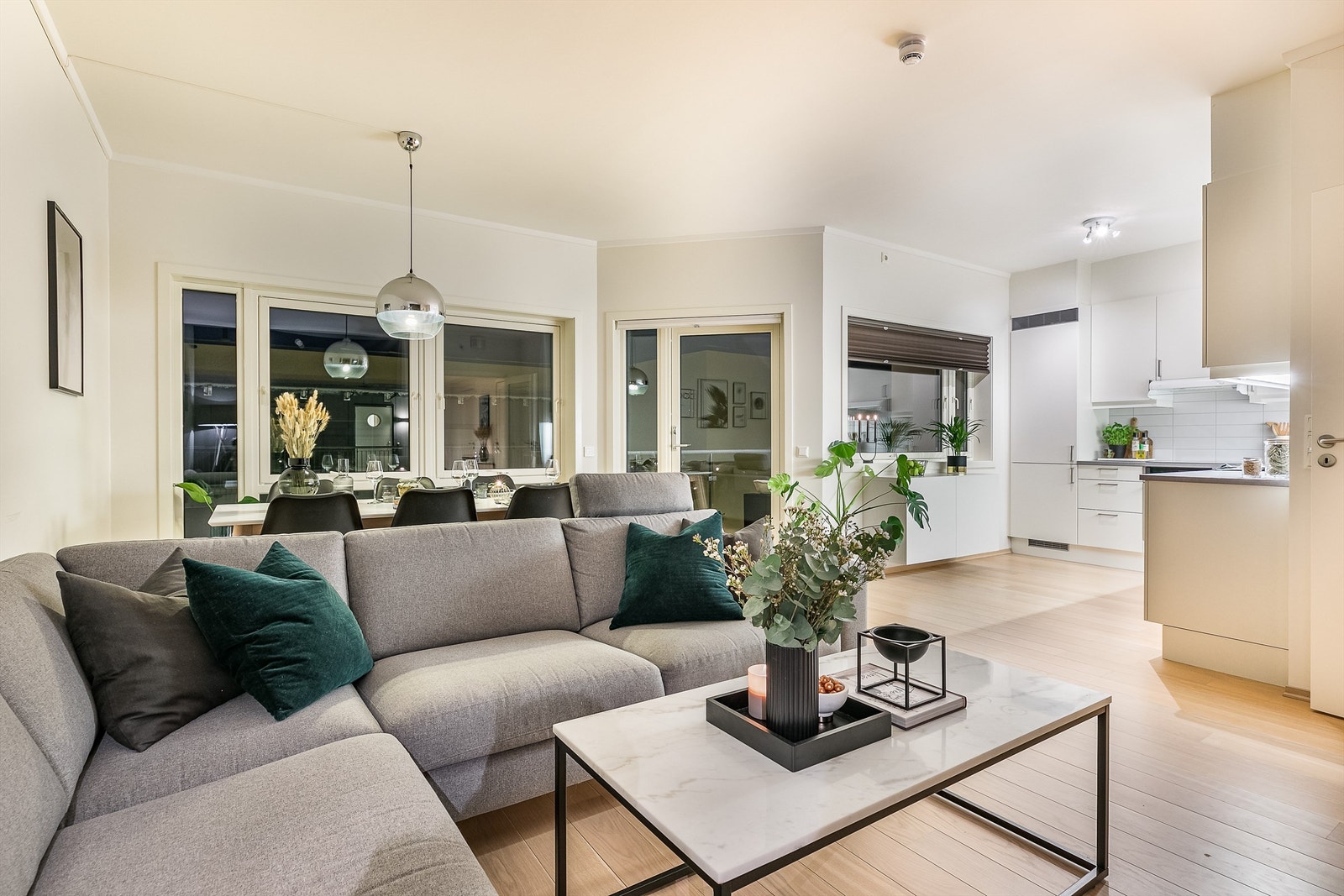 Romløsningen er moderne og effektiv med stuen og kjøkkenet i åpen løsning. Galleribilde