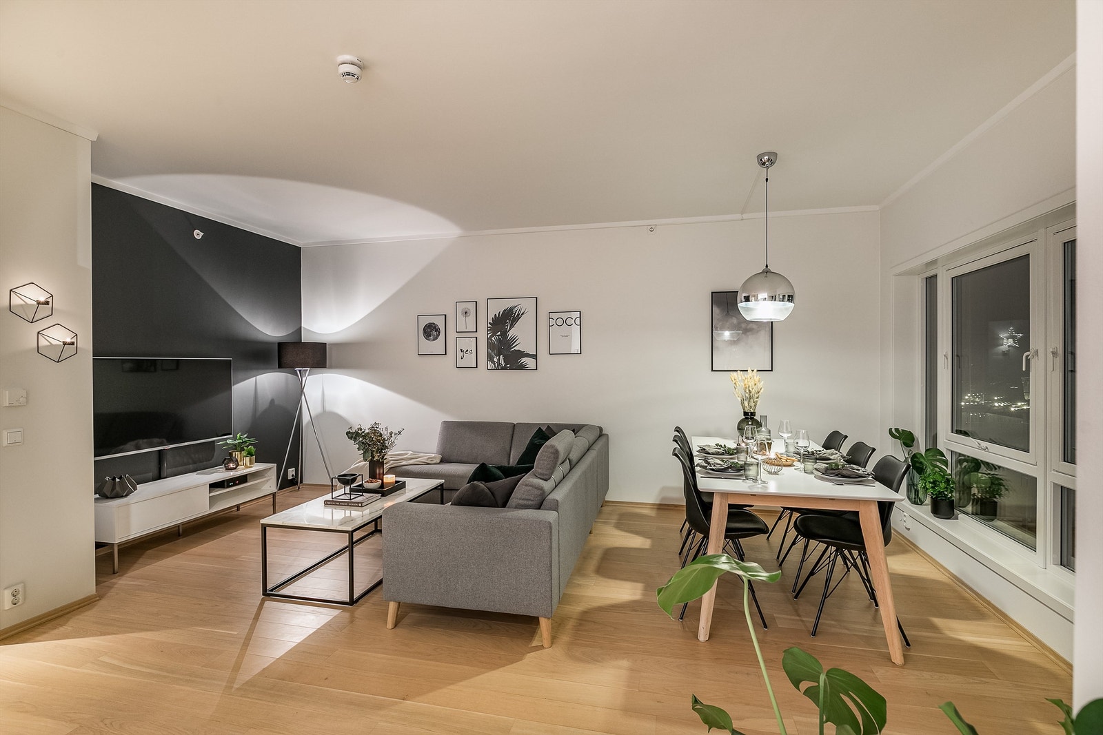 Stuens åpne gulvflate er enkel å møblere med to sittegrupper. Galleribilde