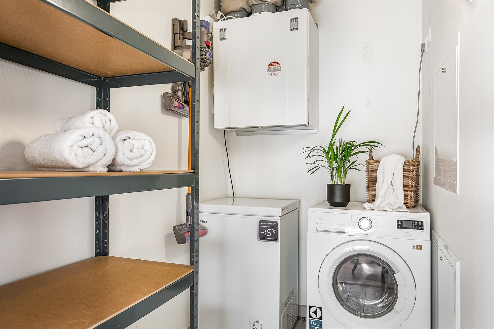 Den innvendige boden fyller også rollen som et vaskerom og frigjør plass på badet. Galleribilde