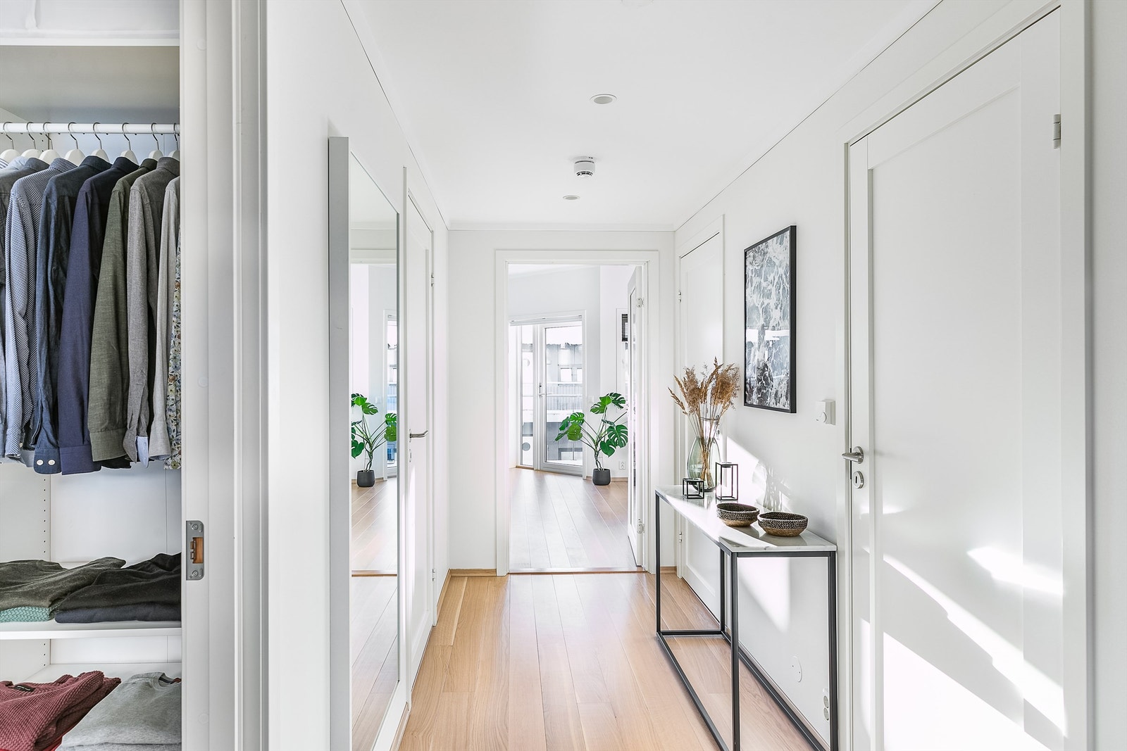 Soverommene, badet og boden/vaskerommet er samlet rundt entreen. Galleribilde