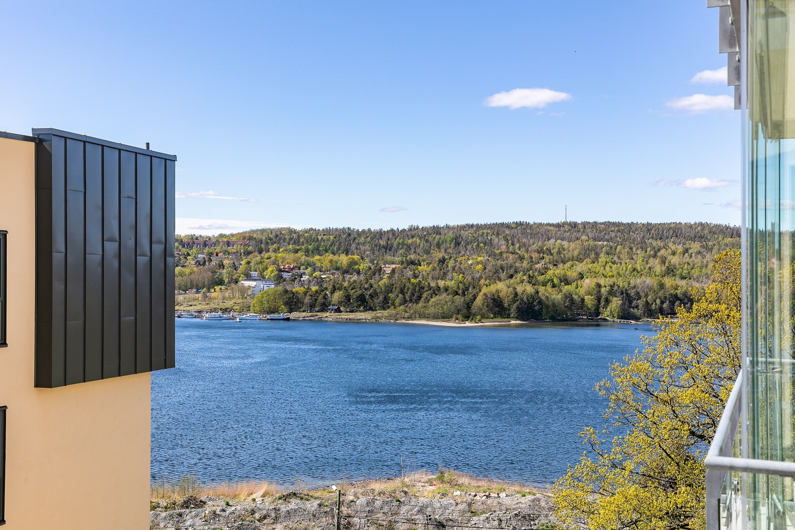 Balkongen har utsikt mot sjøen i Mossesundet og Jeløy i vest. Galleribilde