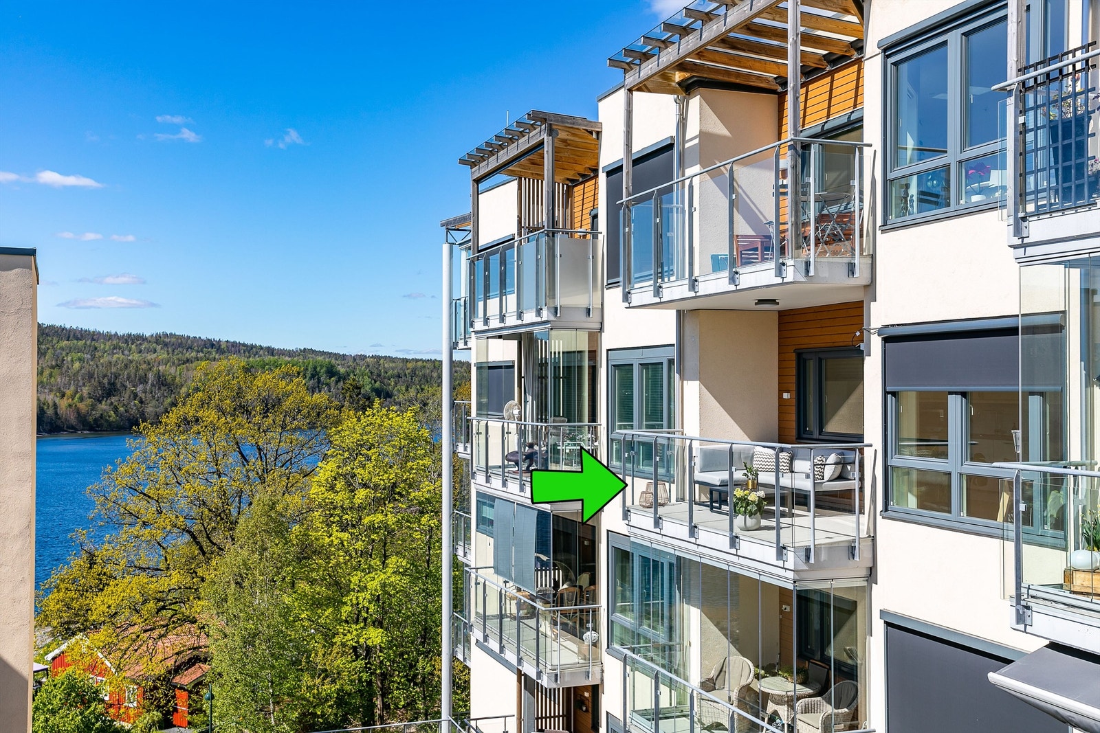 Leiligheten ligger i nest øverste etasje, med balkong orientert mot syd. Galleribilde