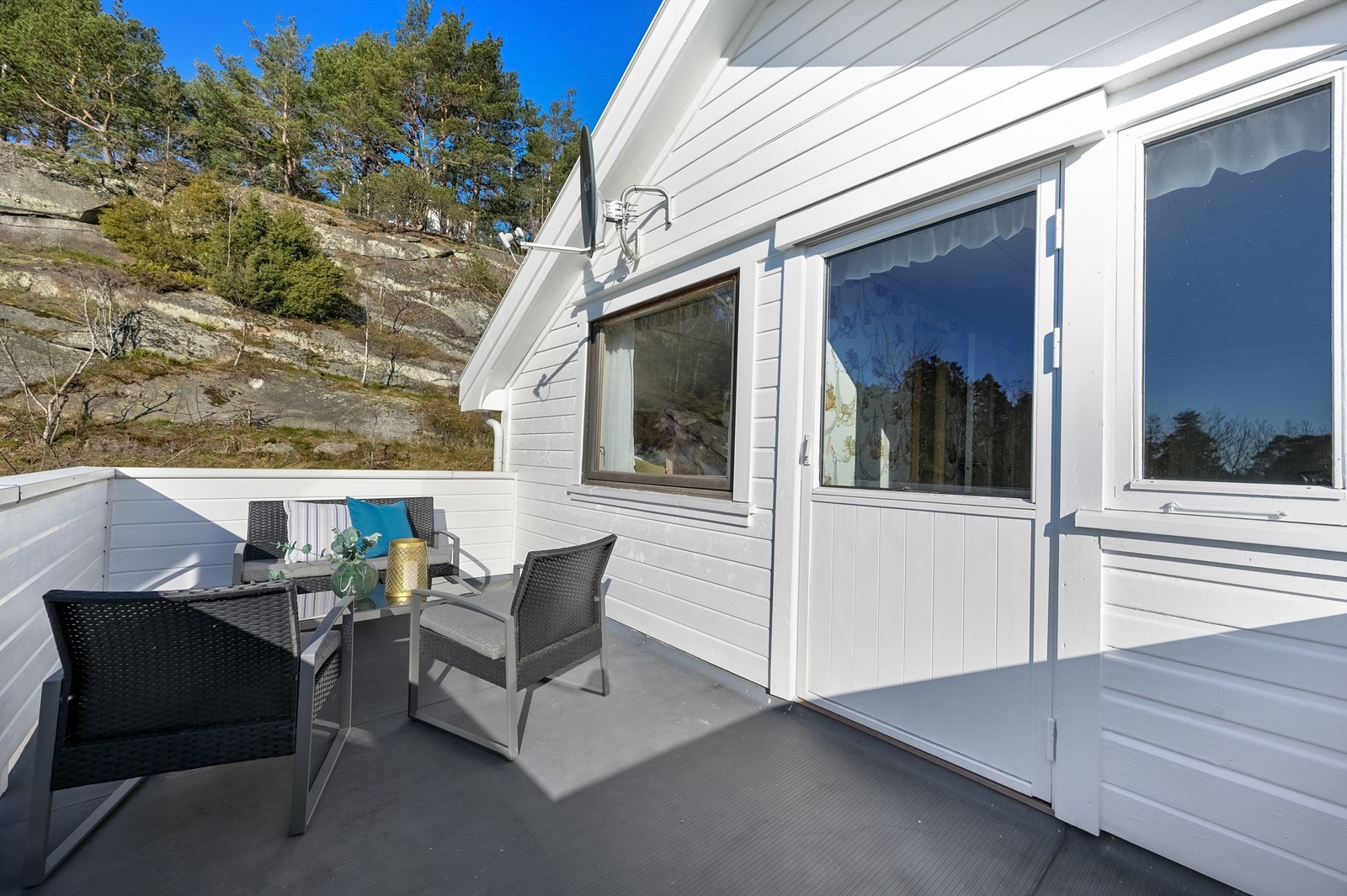 Fra det ene soverommet er det utgang til en veranda på 11 kvm Galleribilde