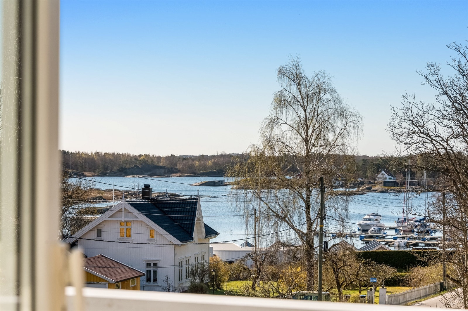 Fra boligen er det utsikt til sjøen og du kjenner følelsen av nærheten til sjøen Galleribilde