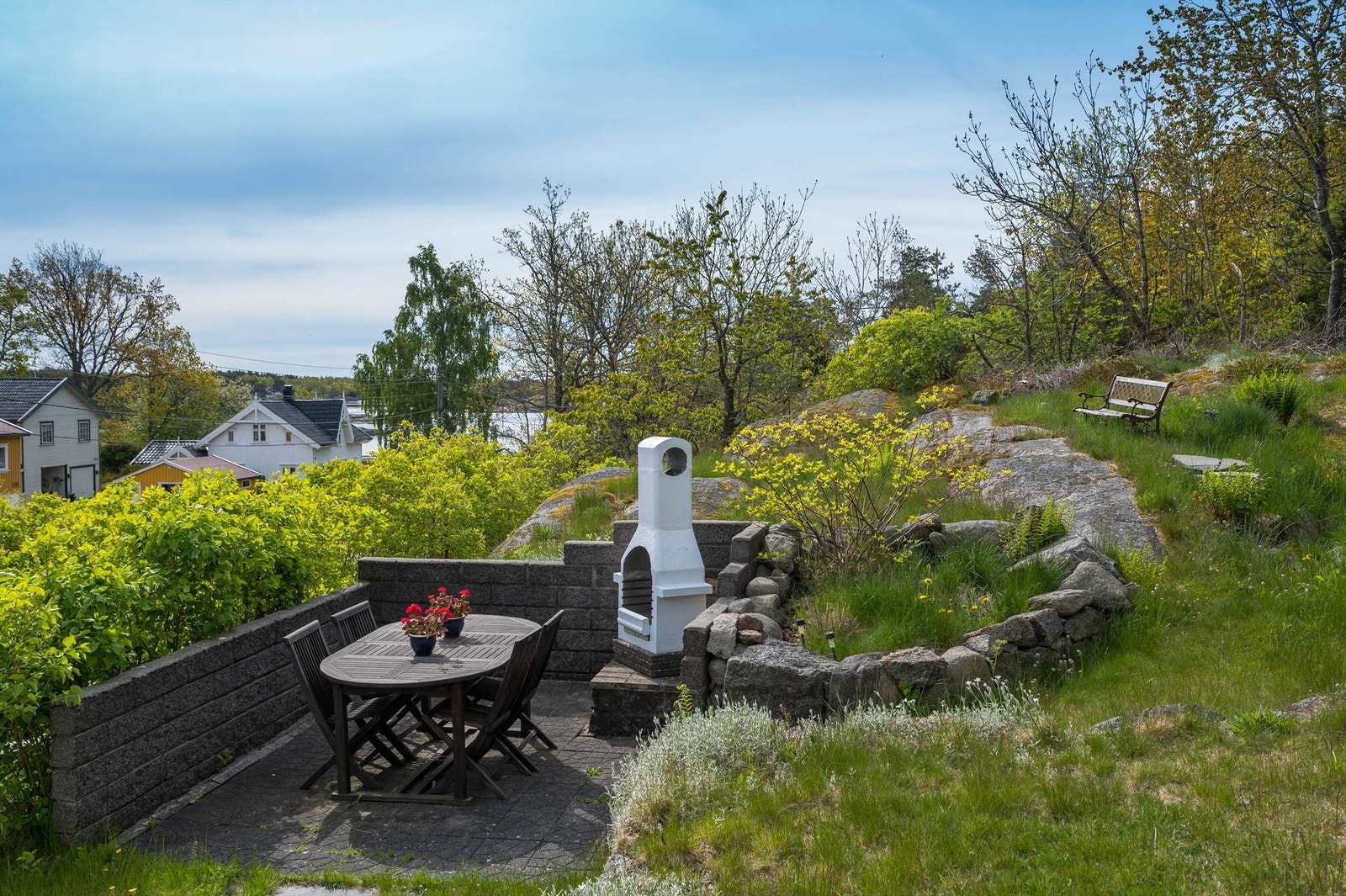 De ulike nivåforskjellene i hagen gir flere hyggelige uteplasser og utsiktsposter Galleribilde