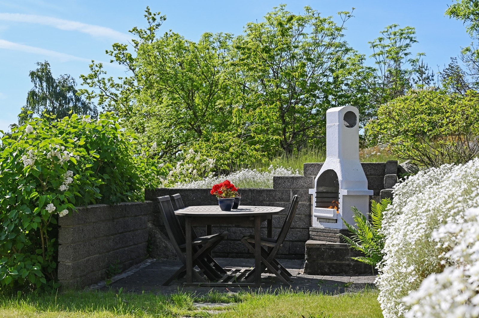 Vakker hage med en hyggelig utepeis Galleribilde