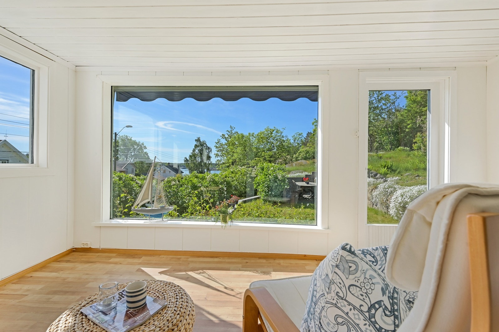 De store vindusflatene i stuen generer mye lys og luft inn i hele rommet Galleribilde