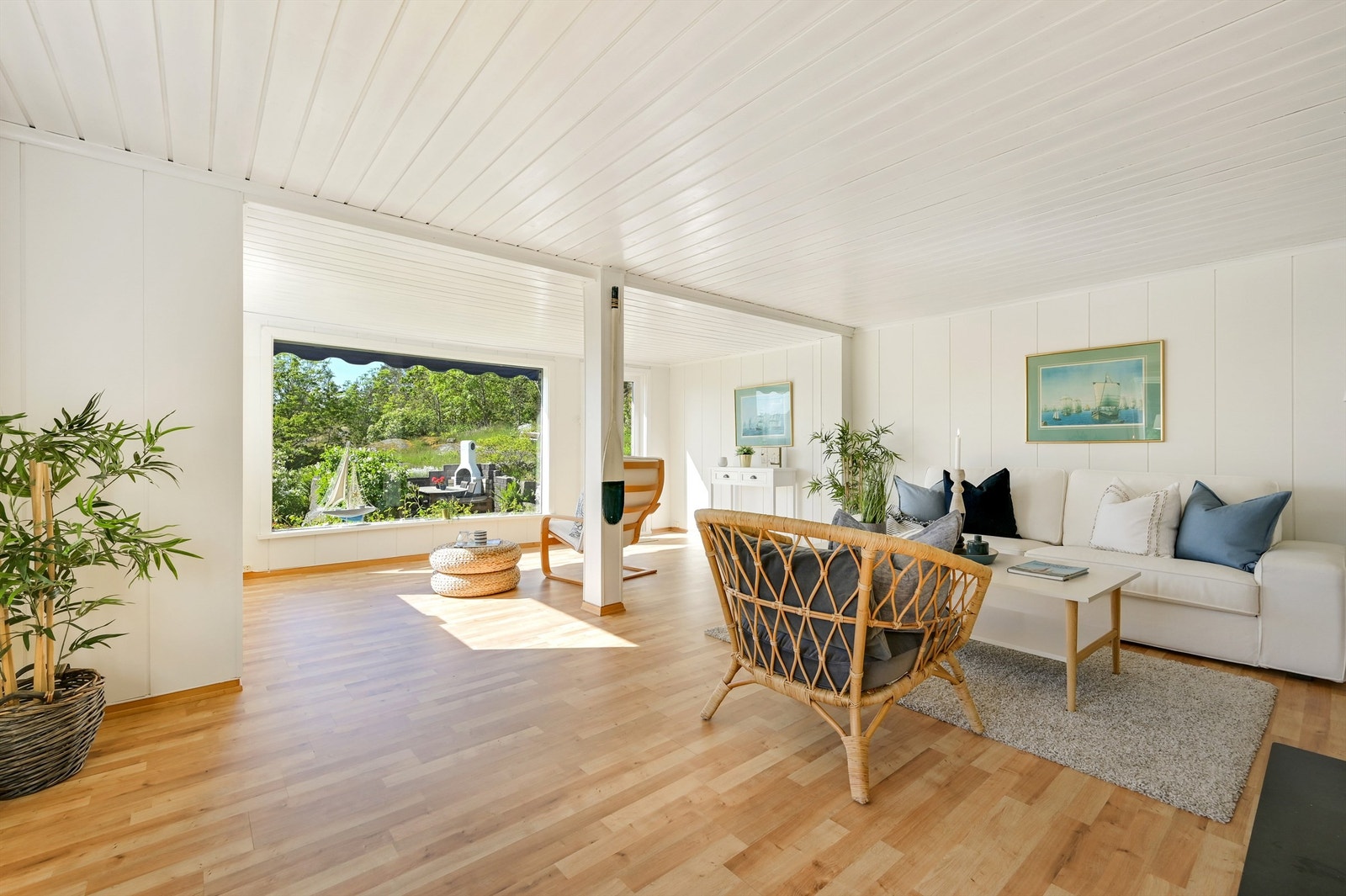 Stuen er romslig med flere muligheter for møblering Galleribilde