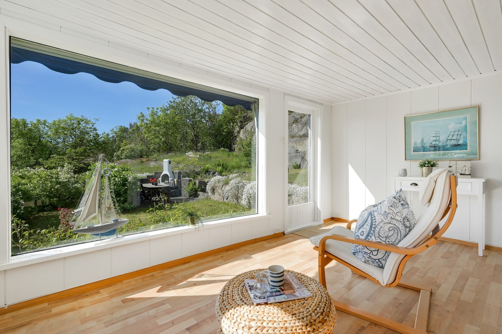 Fra stuen kan du også nyte utsikten og terrassedøren tar deg rett ut til hagen Galleribilde