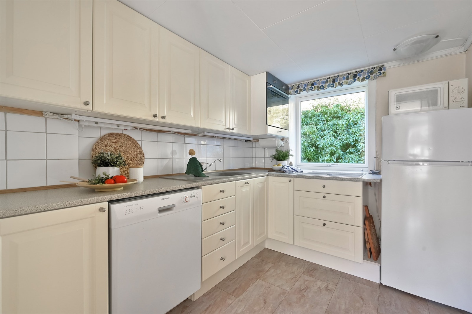 Kjøkken med god skapplass Galleribilde