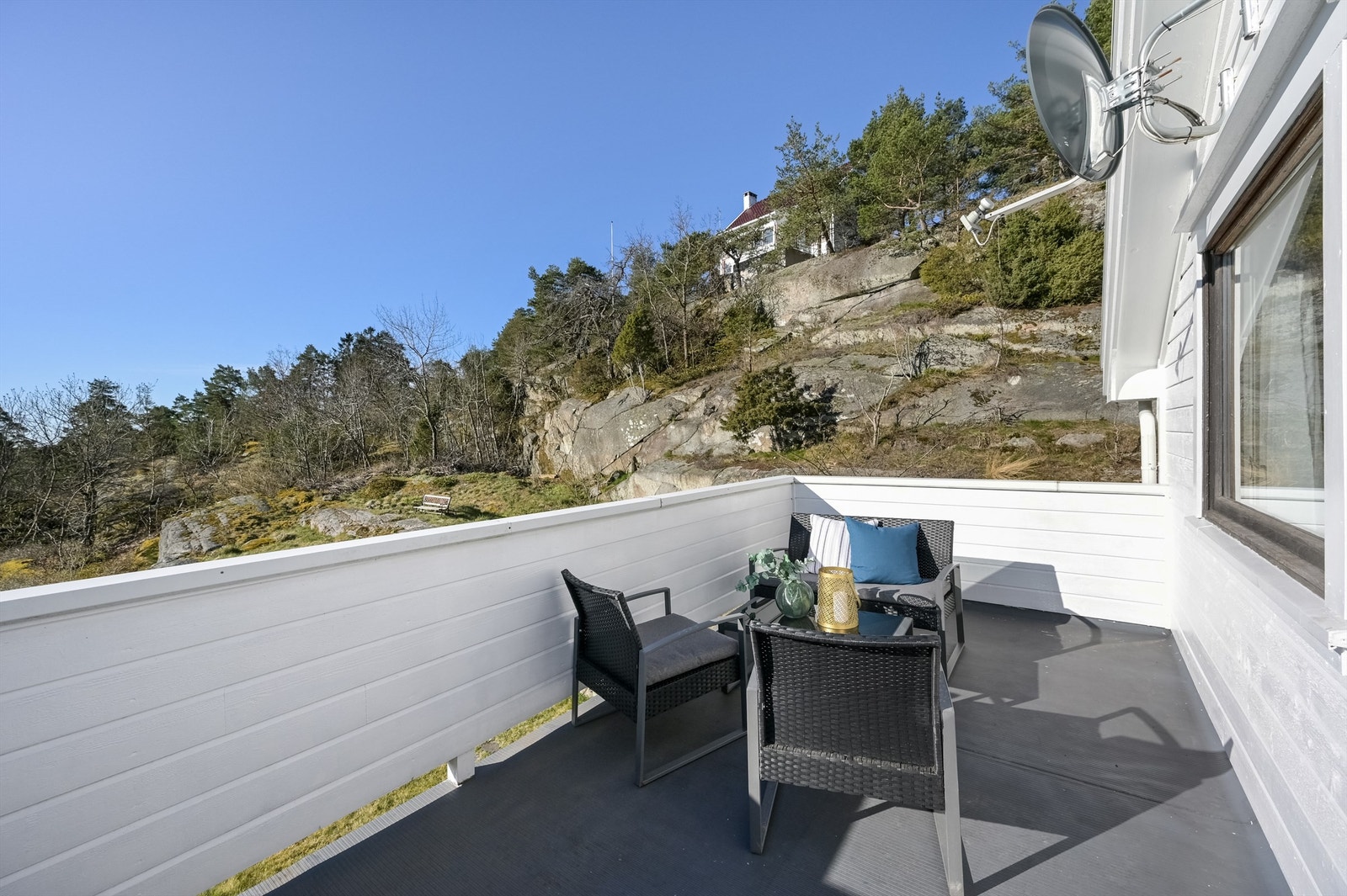 Hva med å lage en trapp fra verandaen i 2.etasje og ned til hagen? Galleribilde