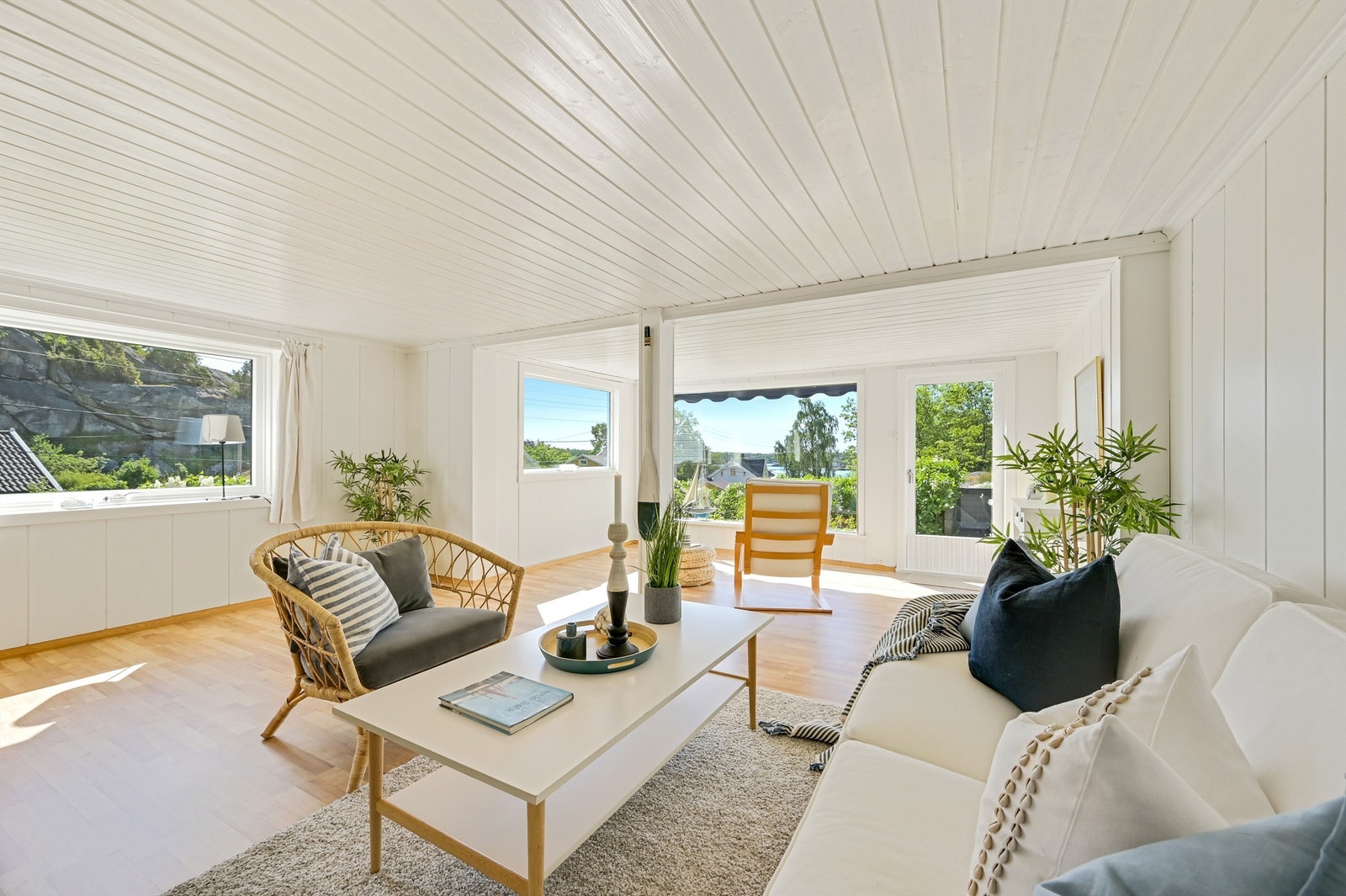 Nymalt stue hvor det er utgang til hagen Galleribilde