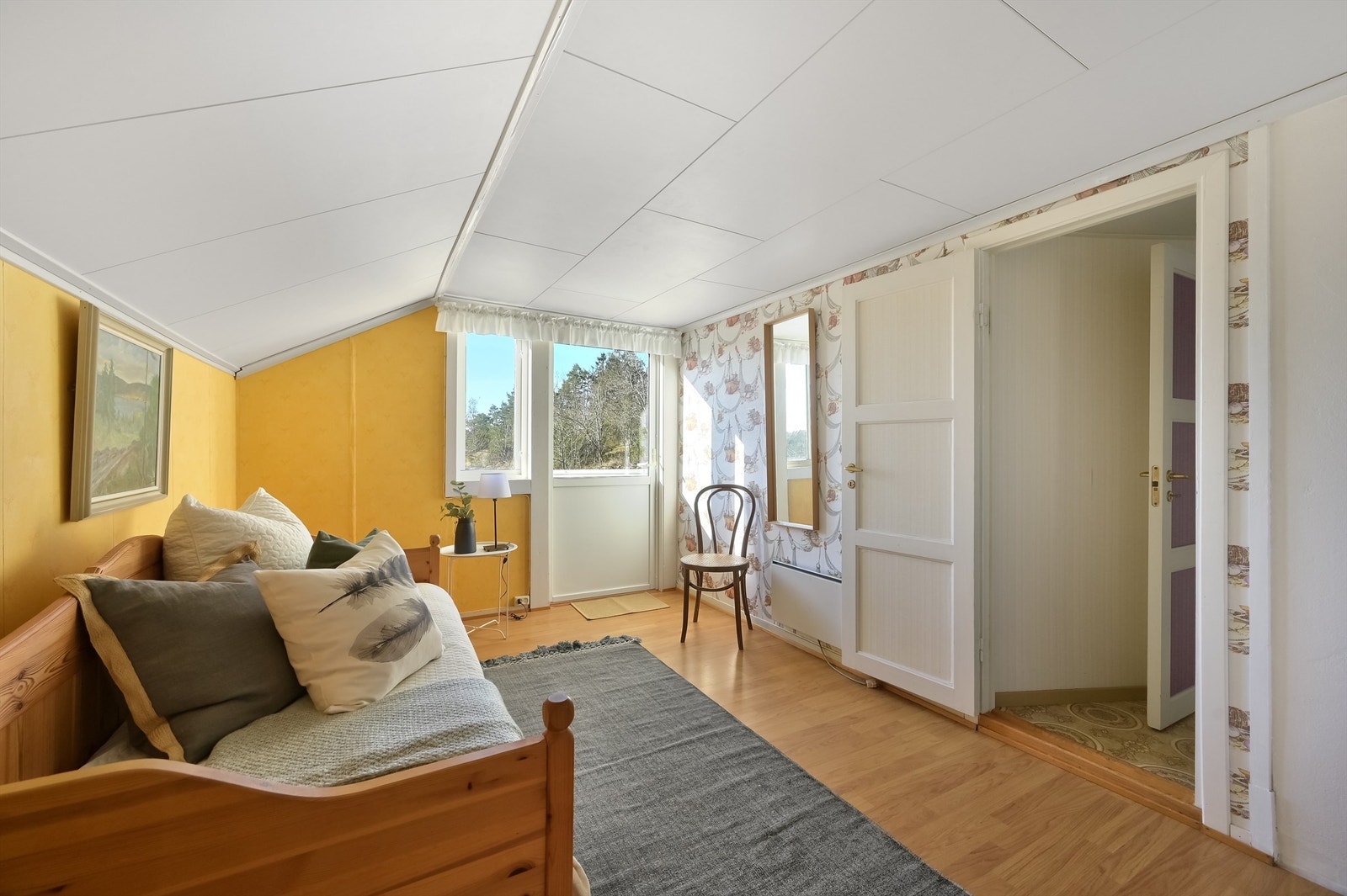 Fra det ene soverommet er det utgang til balkong Galleribilde