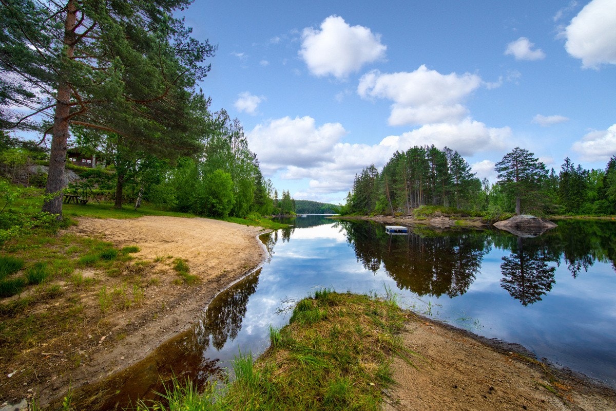 Nede ved vannkanten er det anlagt en koselig lekeplass med sittebenker og en fin sandstrand. Galleribilde