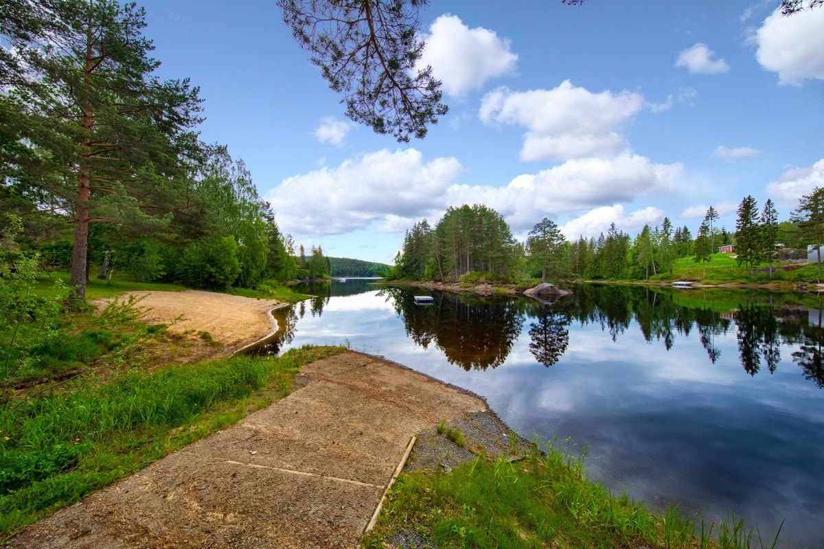 Nede ved vannkanten er det anlagt en koselig lekeplass med sittebenker og en fin sandstrand. Galleribilde