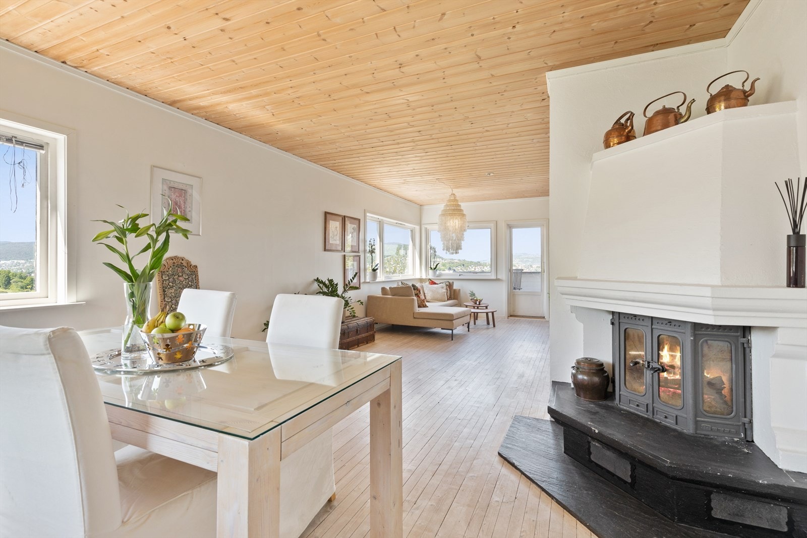 Lekker peis med innsats som skaper hygge og varme på kjølige kvelder. Galleribilde
