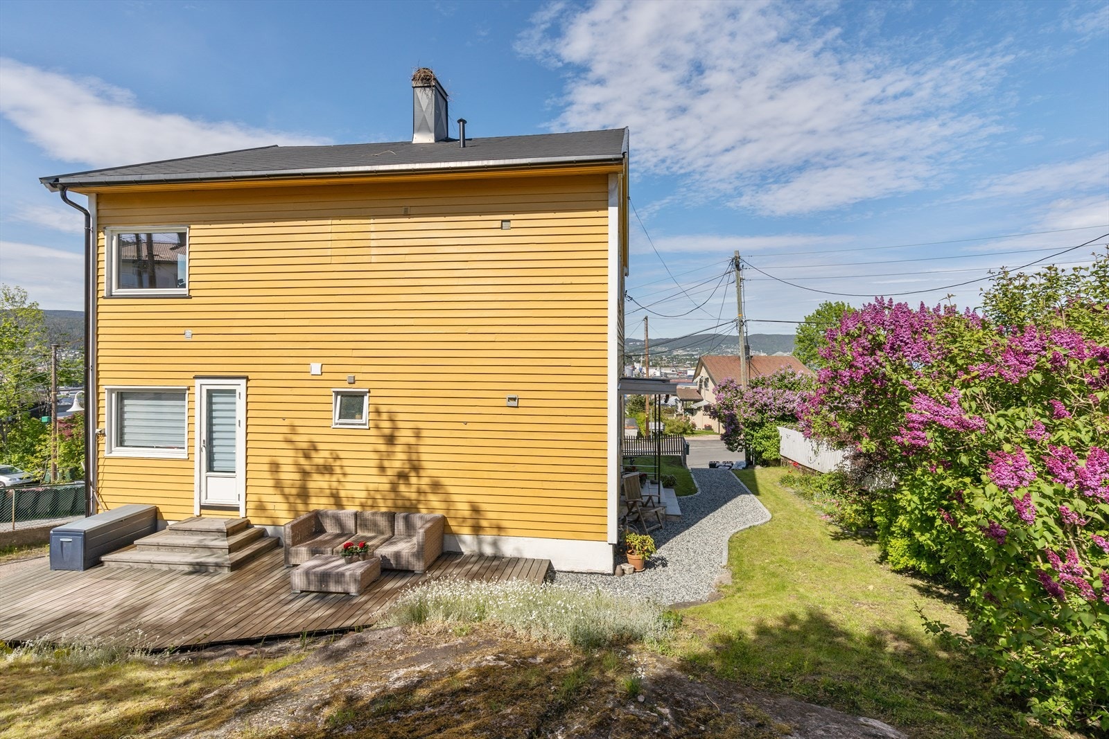 Seksjonen disponerer en del av felles treplatting og grønn hage utenfor 1. etasje. Galleribilde