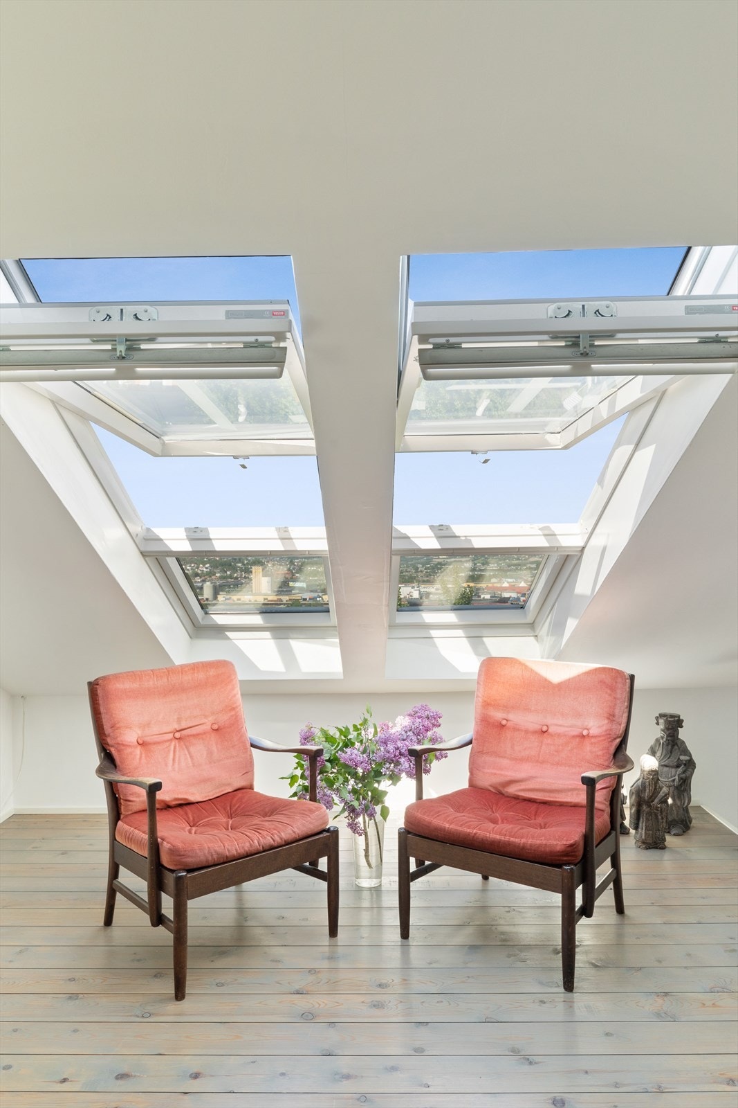De store Velux takvinduene ble satt inn i 2017 og skaper en sval og herlig atmosfære på sommerstid. Galleribilde