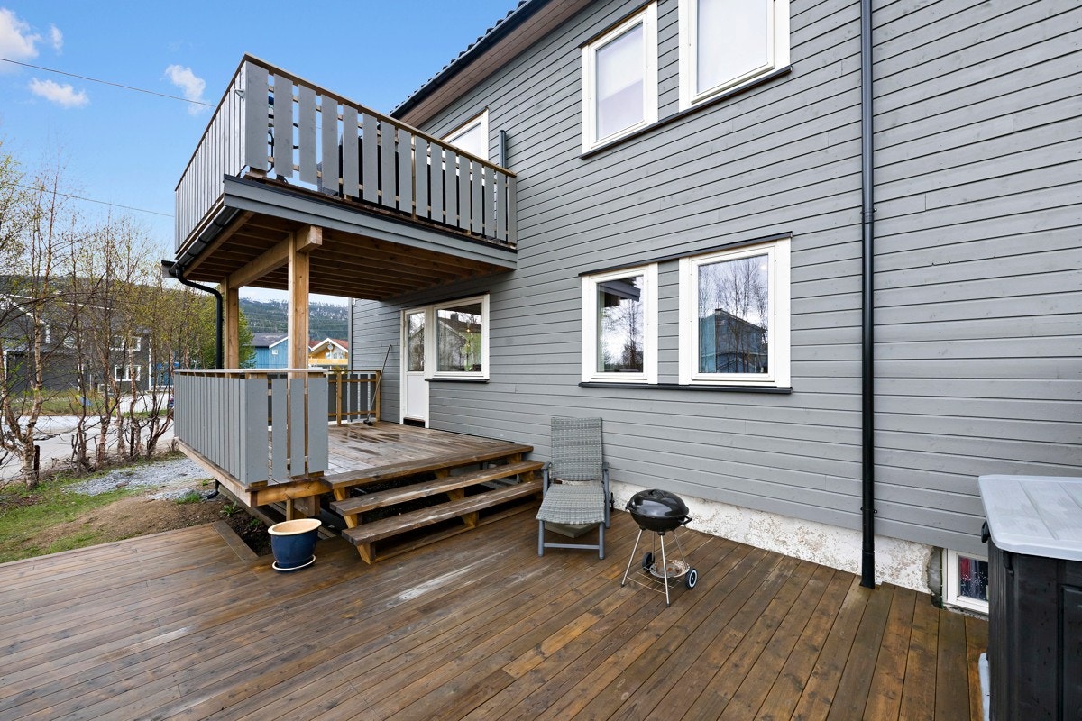 Veranda og terrasse er meget romslig, vestvendt lang solgang. Galleribilde