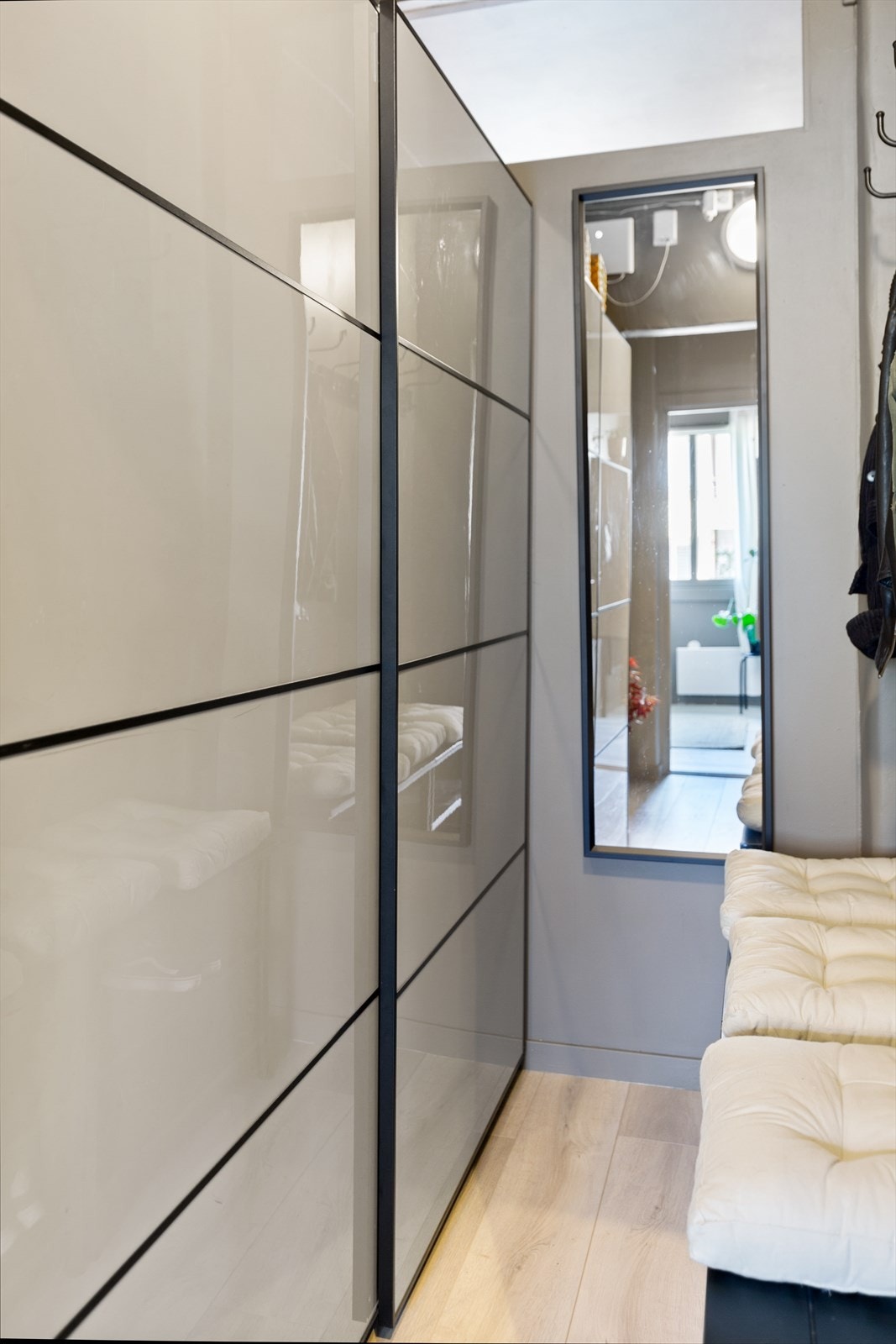 Entréen har en bod, med innebygget klesskap og skyvedører. Galleribilde