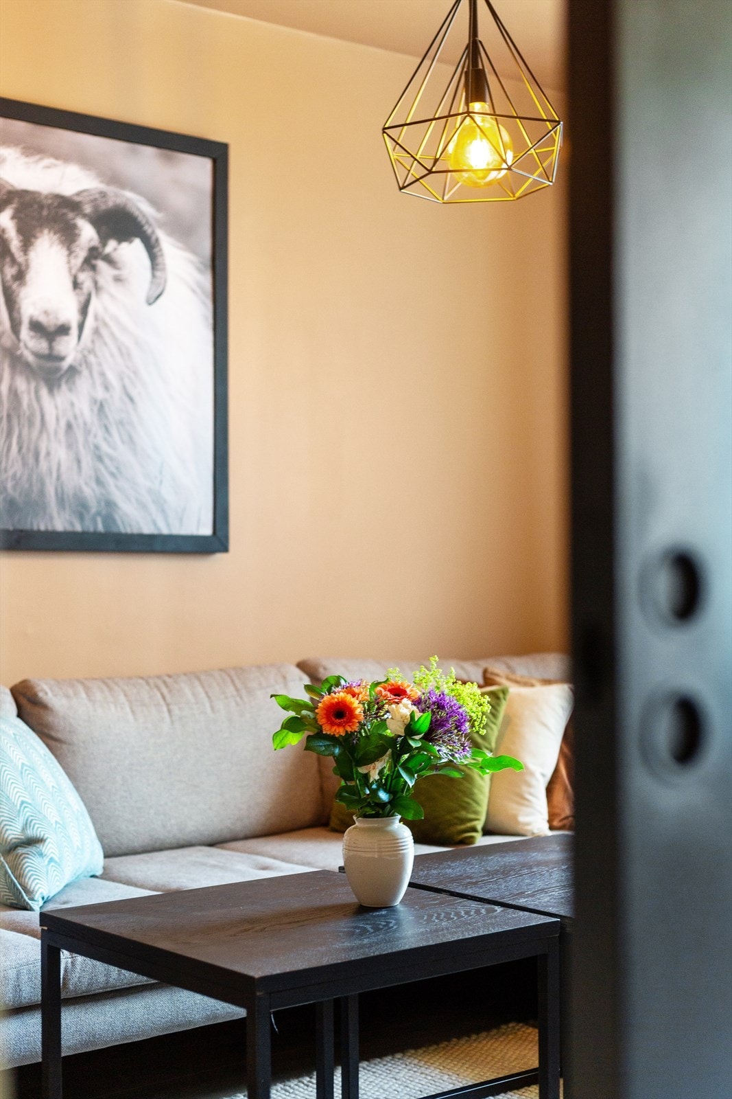 Fra kjøkkenet er det inngang til et av soverommene, det brukes i dag som stue. Galleribilde