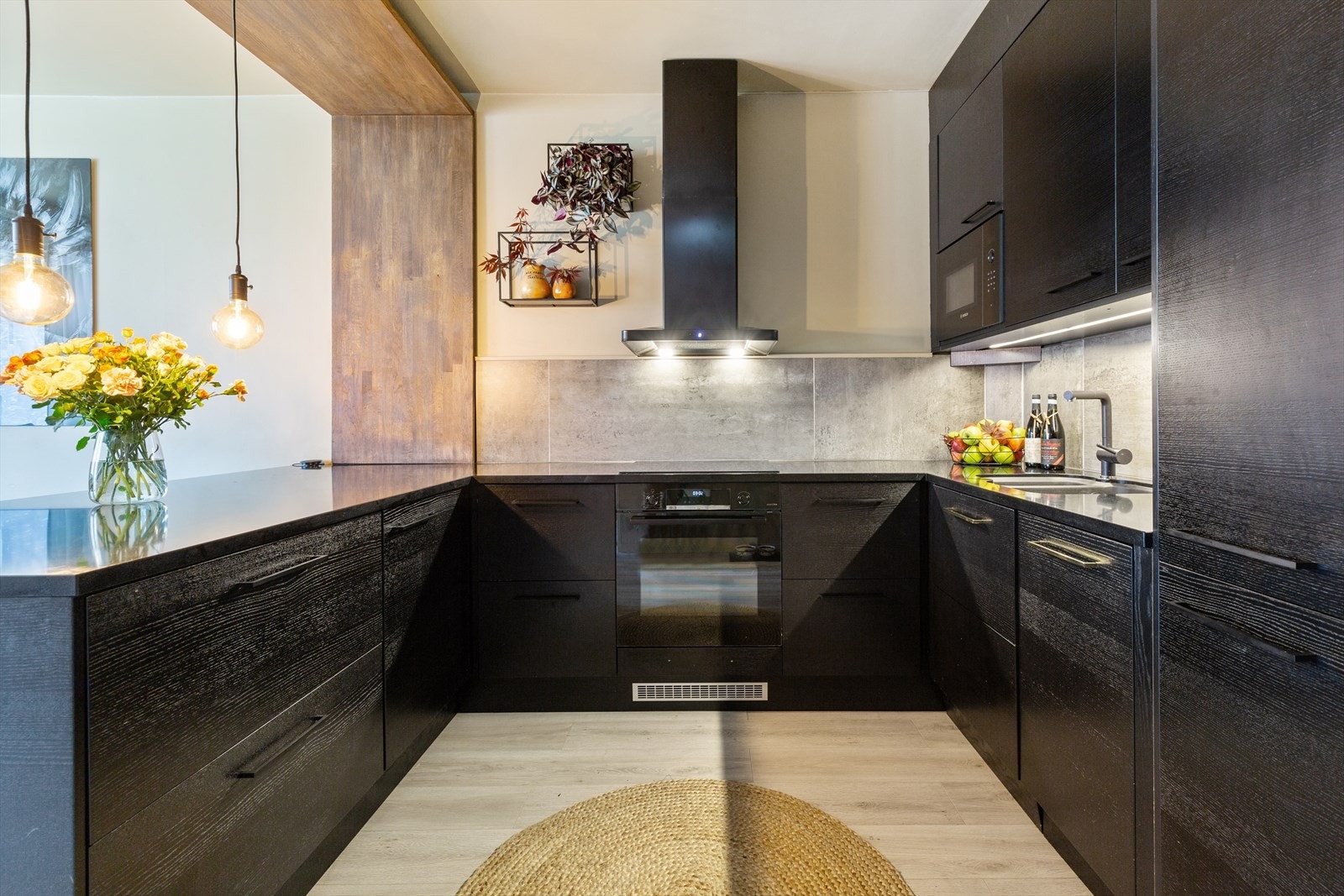 Kjøkkenet ligger i en praktisk U-form og har rikelig med skap- og benkeplass. Galleribilde