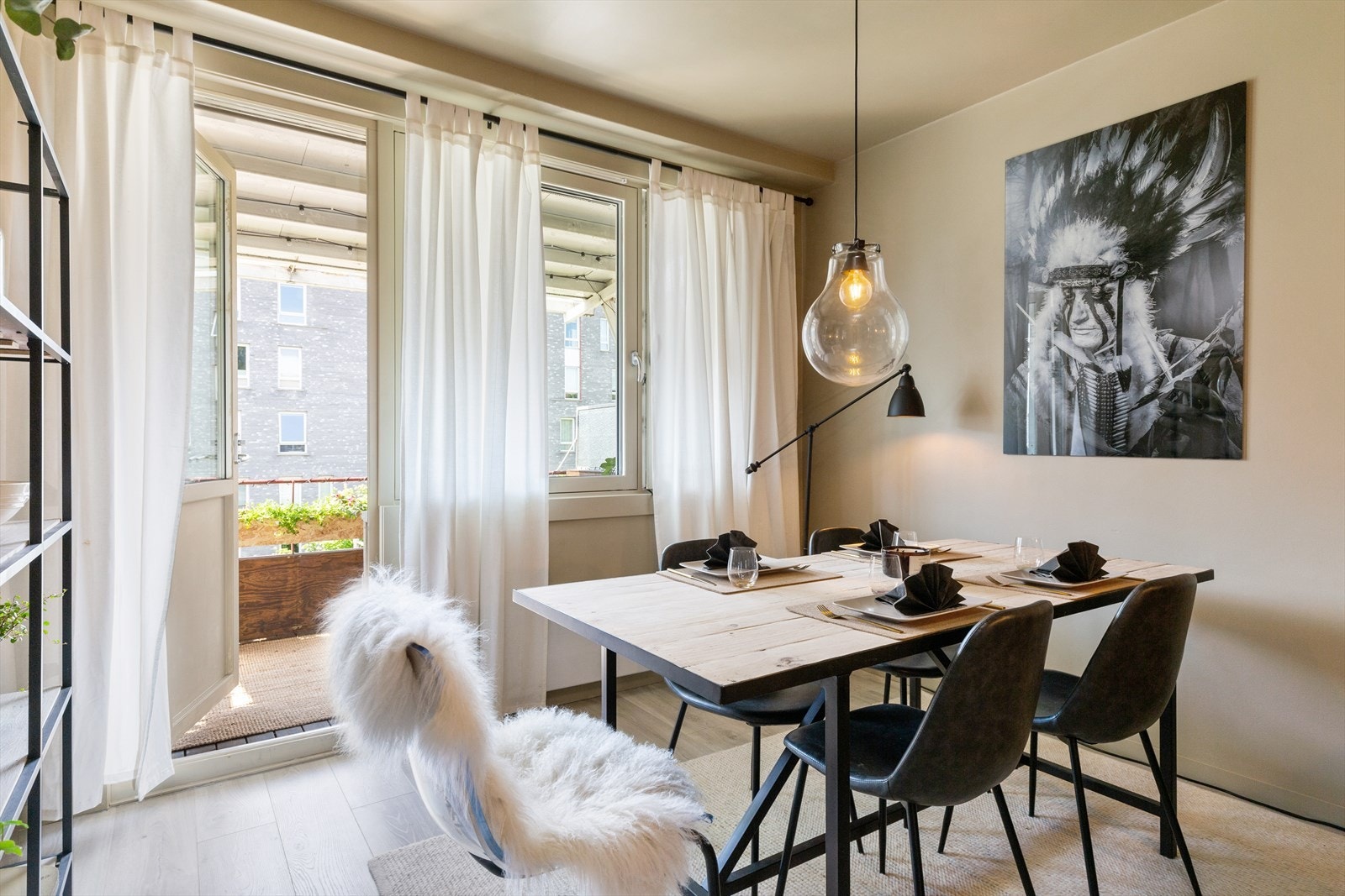 Herlig stue med utgang til den vestvendte balkongen. Galleribilde