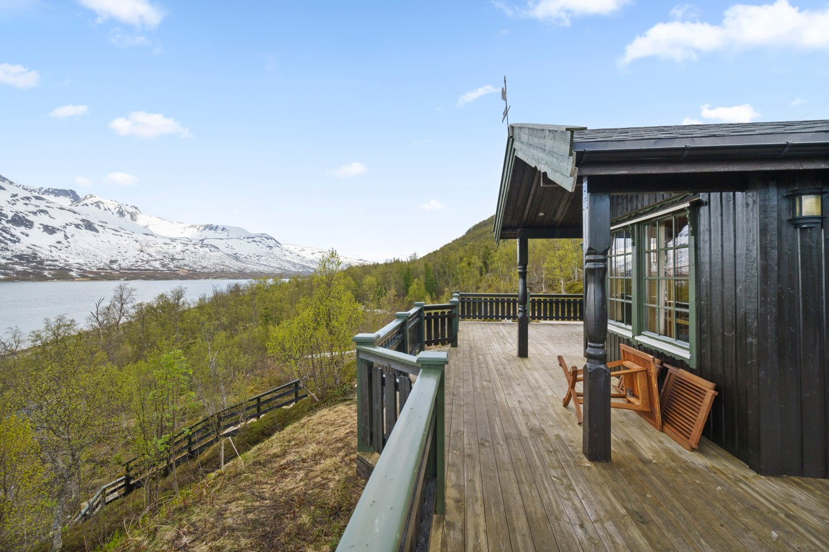 Fra stue/kjøkken er det utgang til veranda som byr på flott utsikt