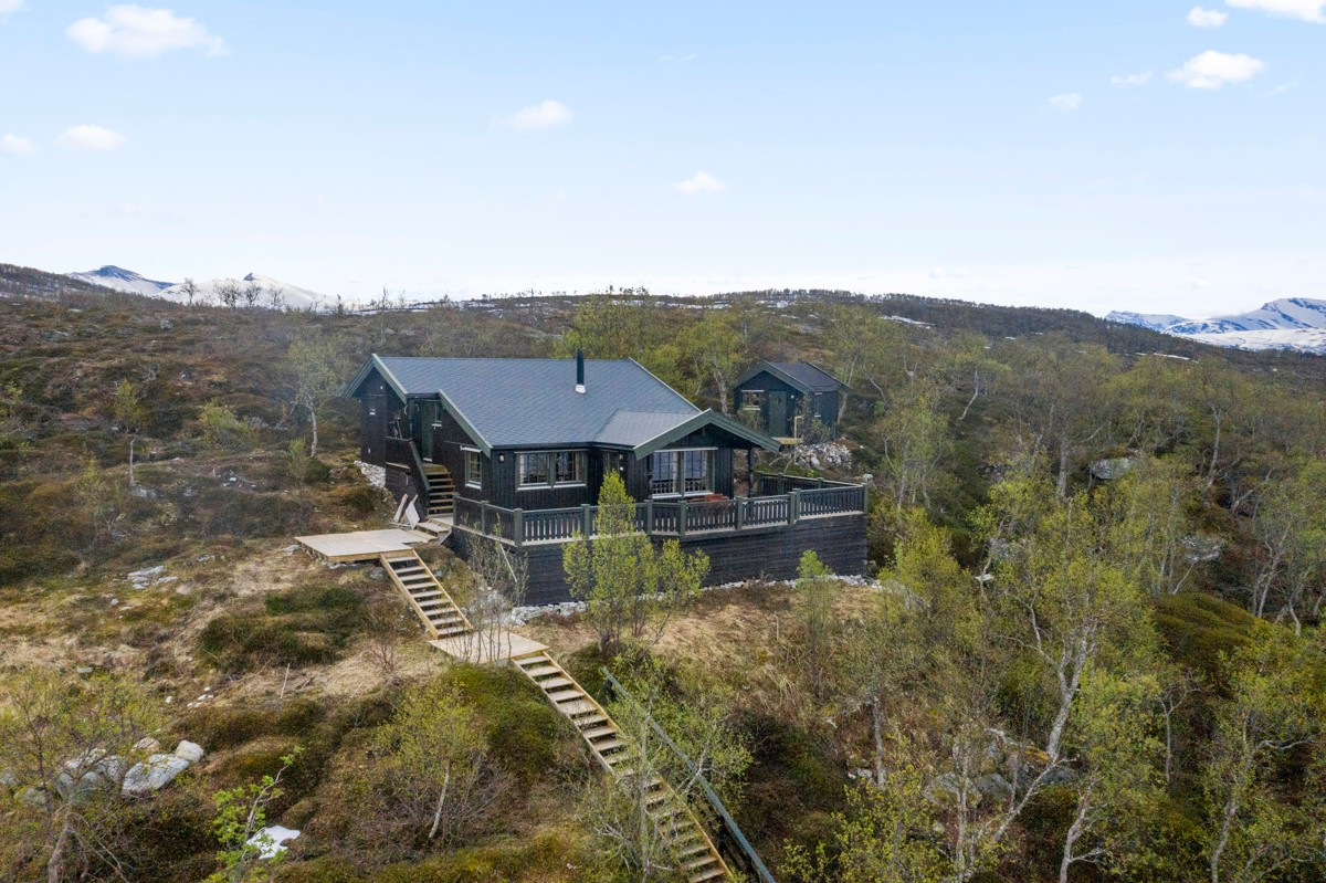 Hytten ligger slik at man kan gå direkte til fine skogsområder, bak hytten