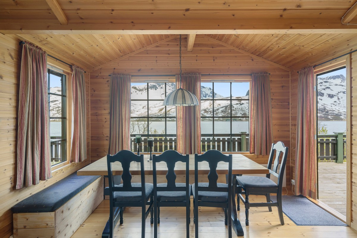 Fra spiseplassen er det flere vinduer som tar utsikten inn og gir rikelig med lys inn i rommet