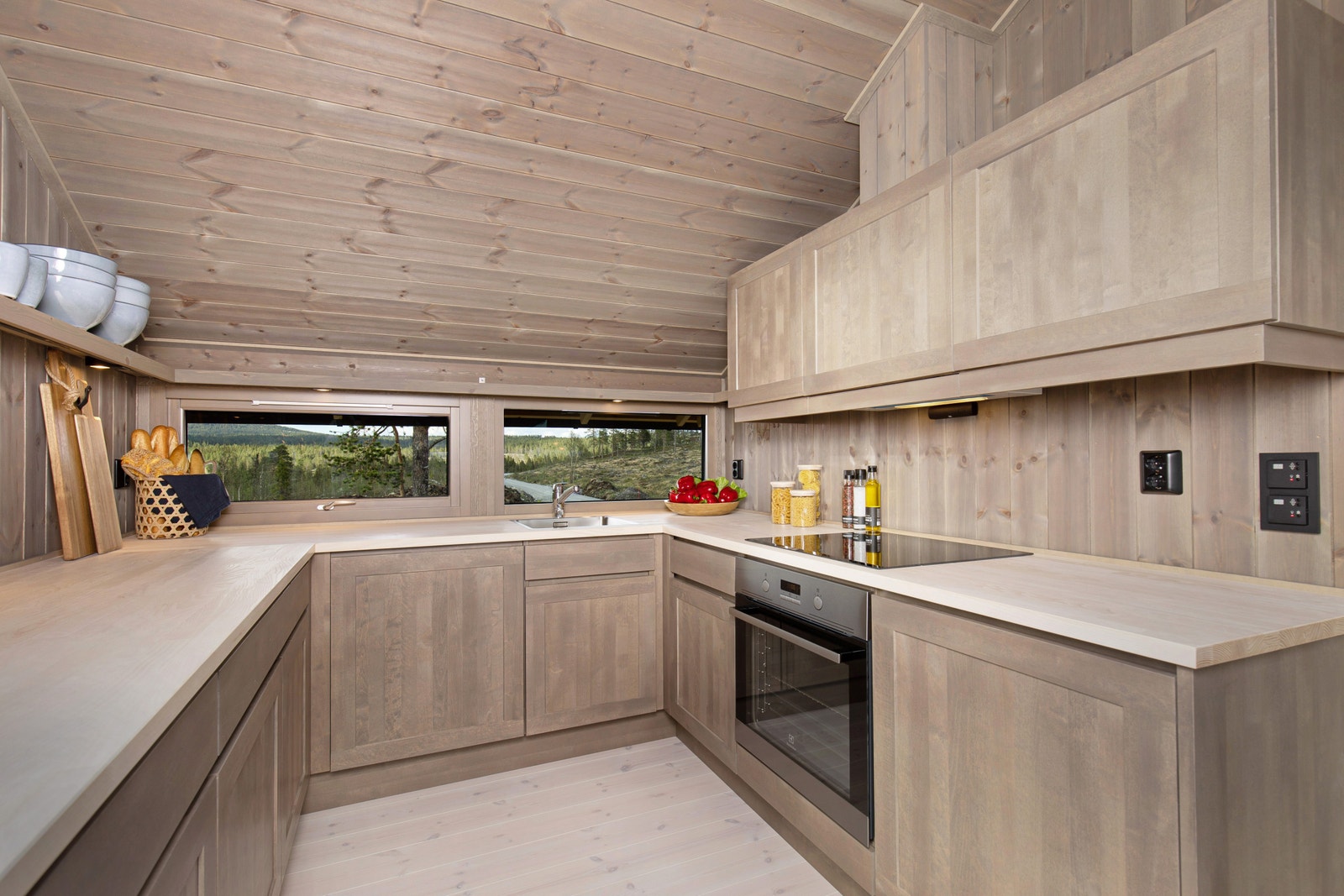 Heltre kjøkkeninnredning i beiset bjørk. Galleribilde