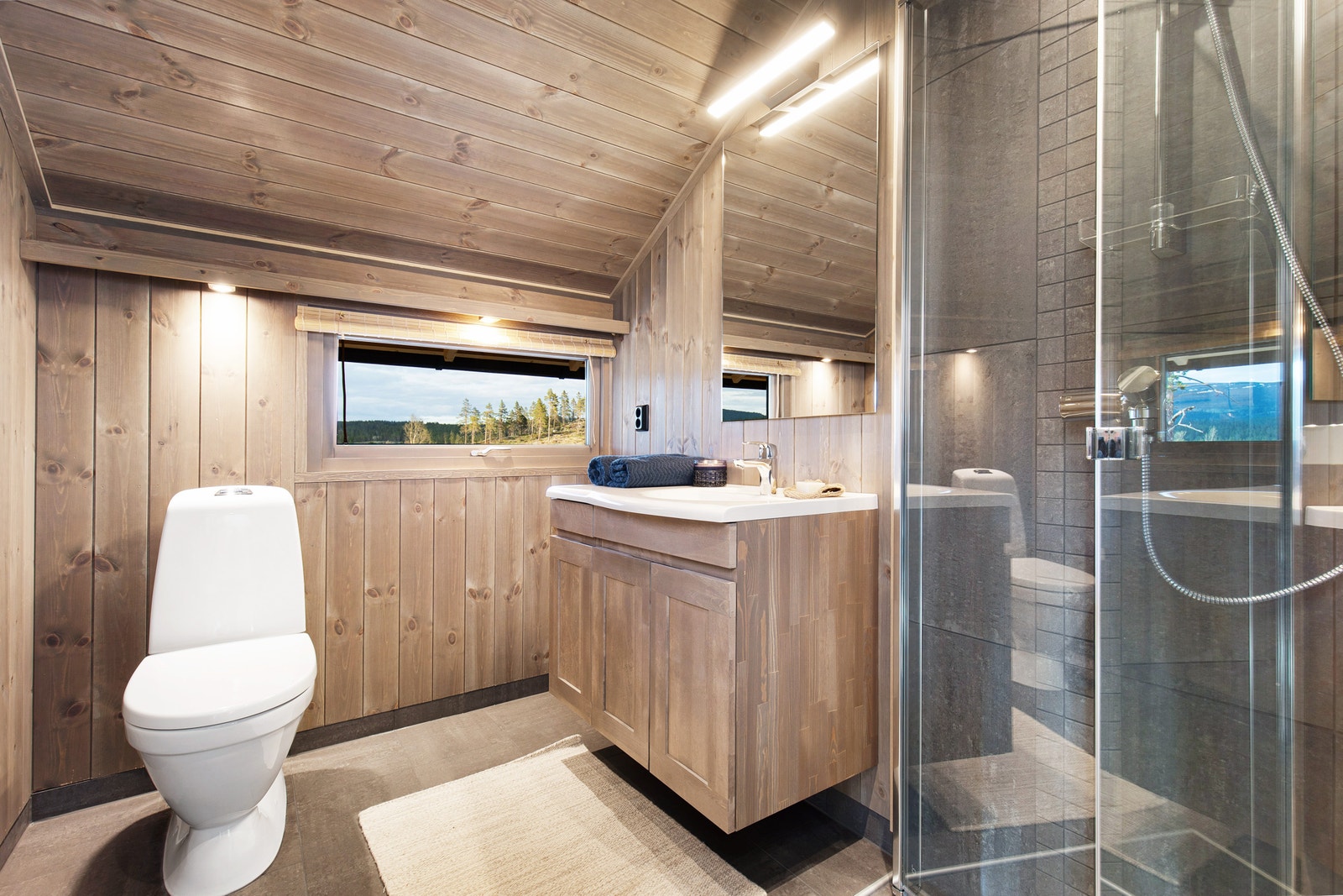 Heltre baderomsinnredning i beiset bjørk. Galleribilde