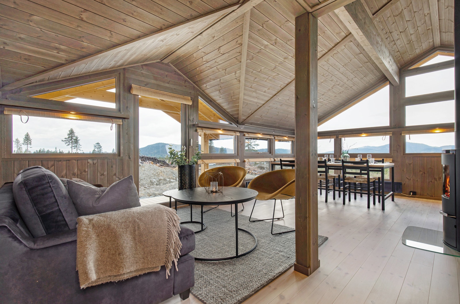 Stue og kjøkken i åpen løsning med panoramautsikt. Galleribilde