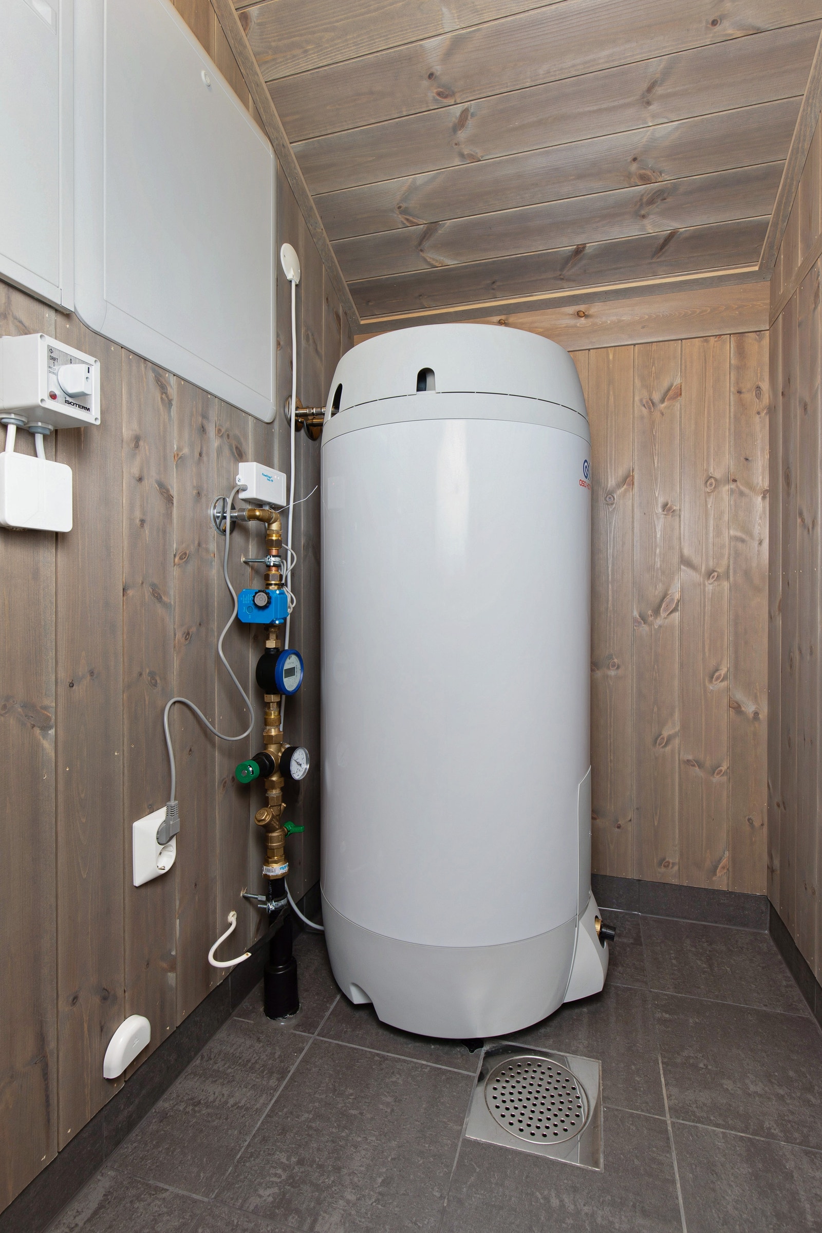 Teknisk rom med varmtvannsbereder. Galleribilde