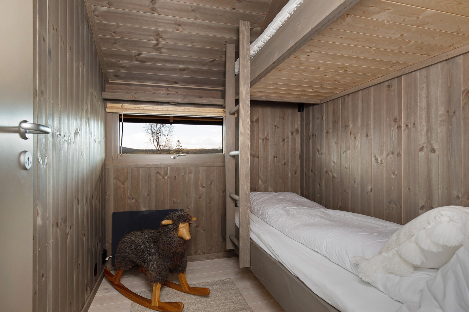 På dette soverommet finner man HEDDA sin plassbygde køyeseng, også her med sengekasse i hodegavl. Galleribilde