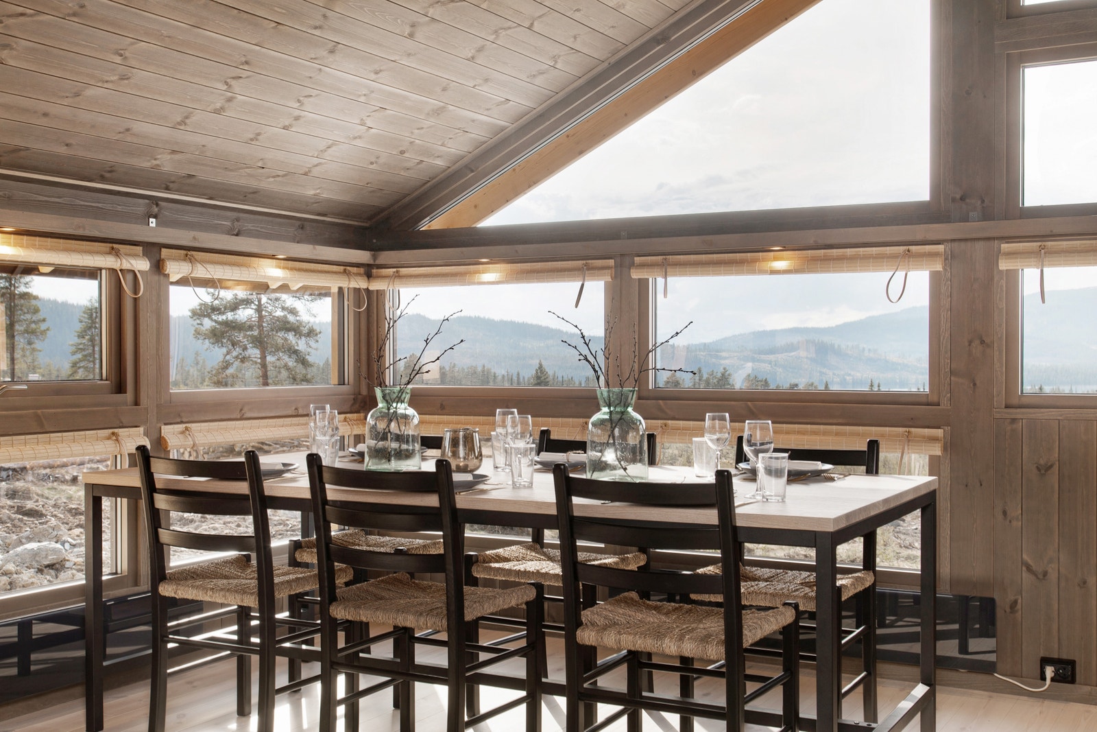 Nyt måltidet i en HEDDA-hytte hvor du får panoramautsikt med de flotte fjellformasjonene og naturen rundt. Galleribilde