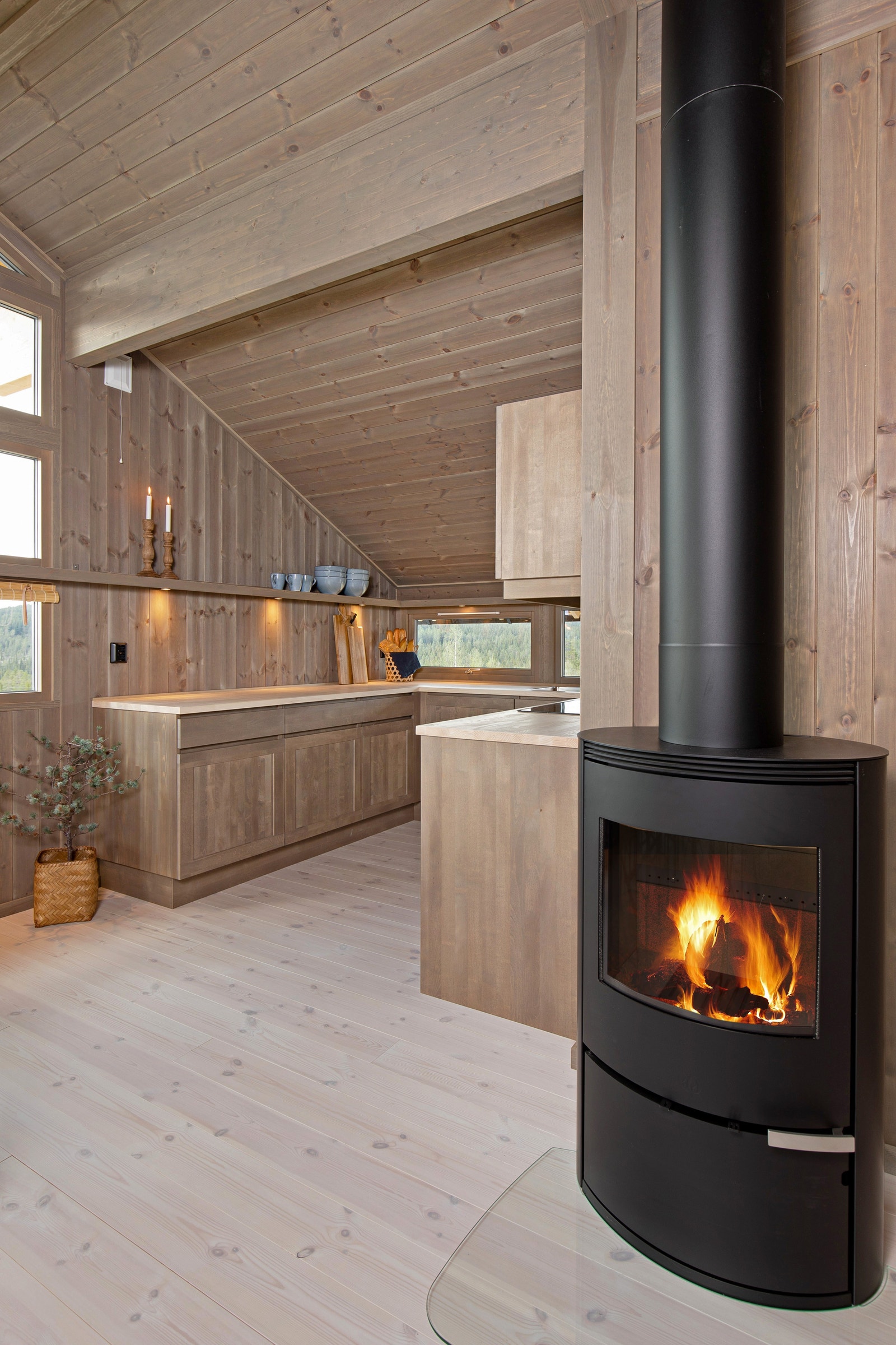 Peis Ild 9 med formtilpasset glassplate. Galleribilde