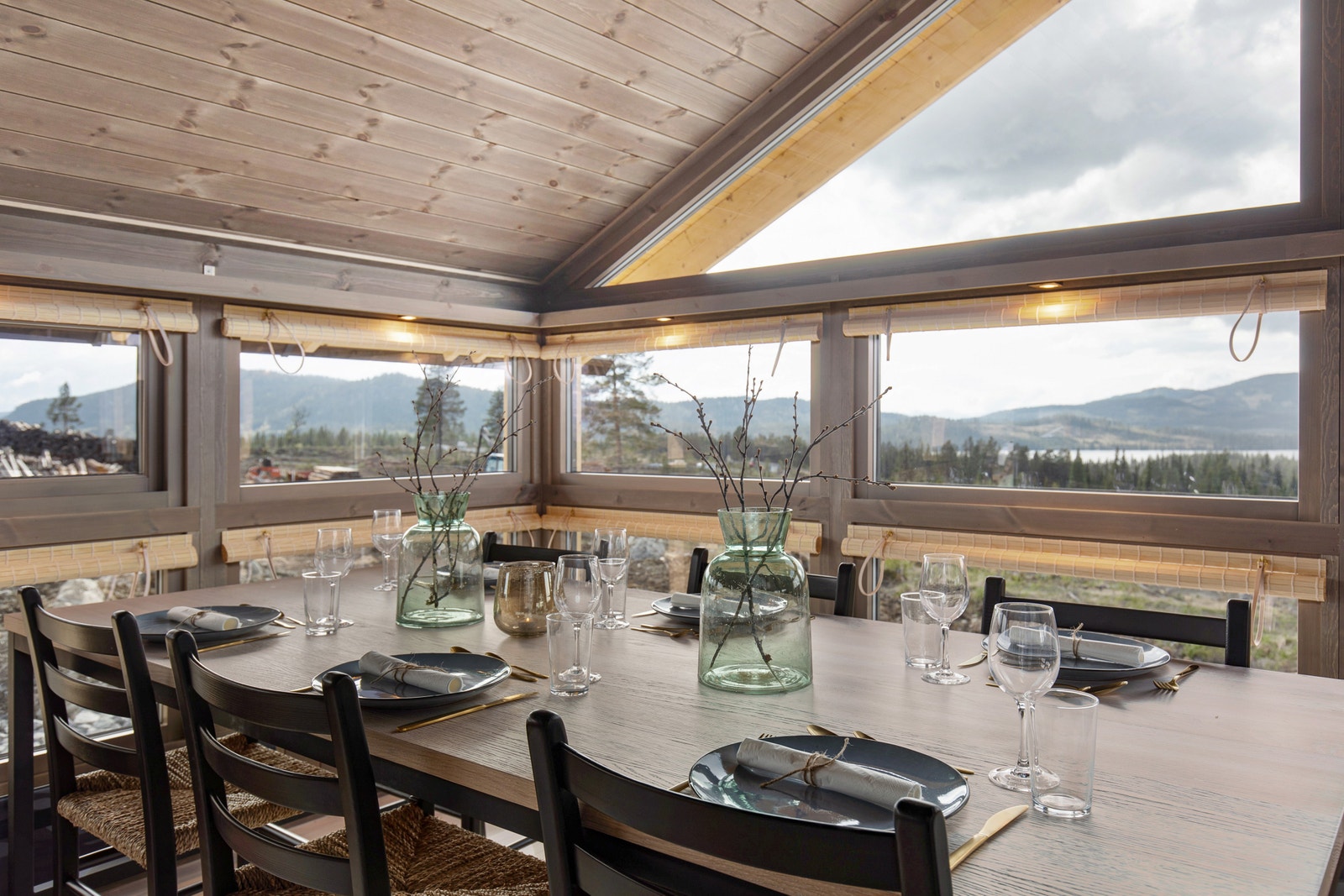 Karakteristiske furugardiner på stue og kjøkken som produseres på vår fabrikk. Galleribilde