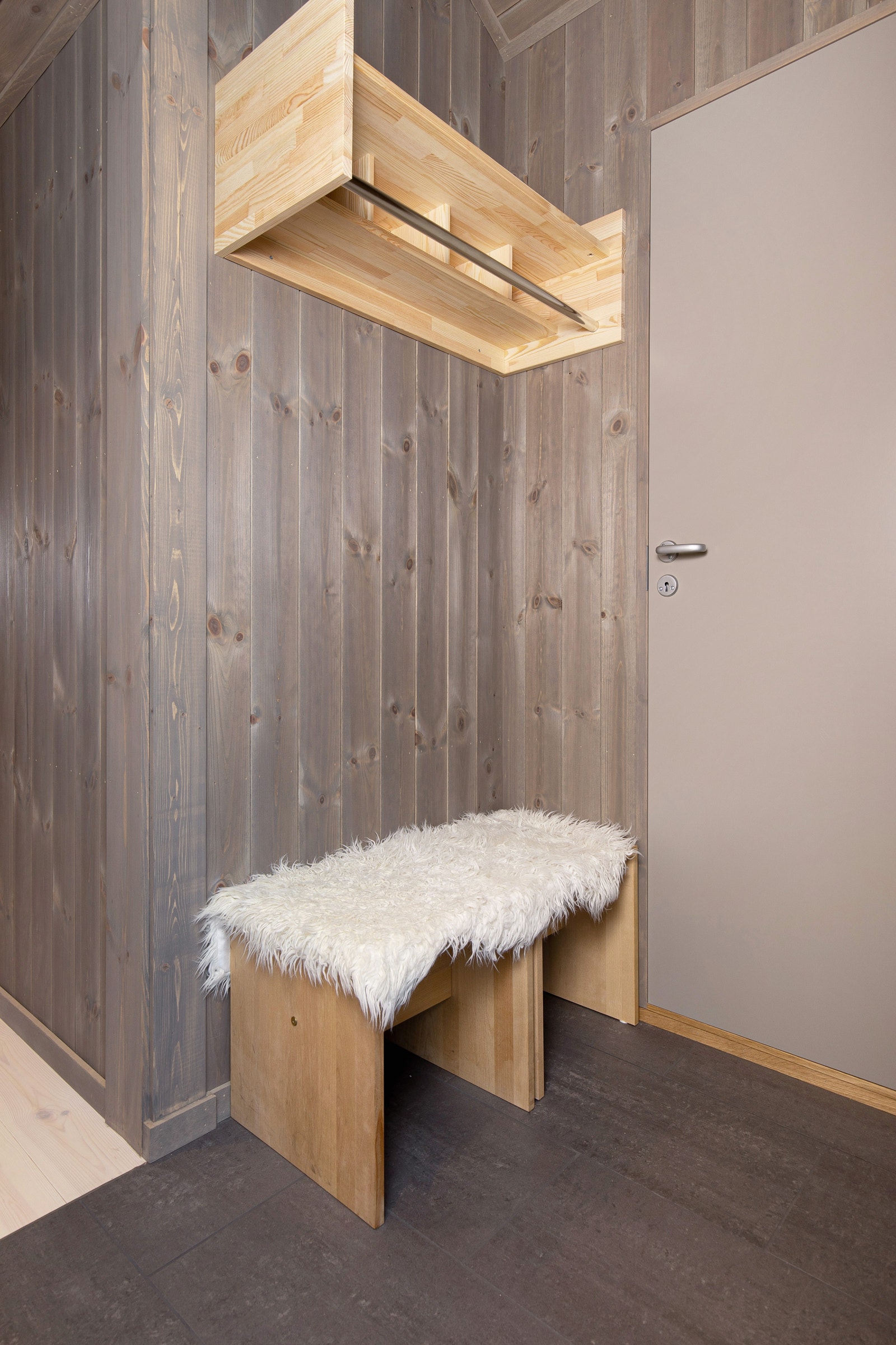 Gang, med garderobeplass. Arkitektens garderobehylle medfølger. Galleribilde