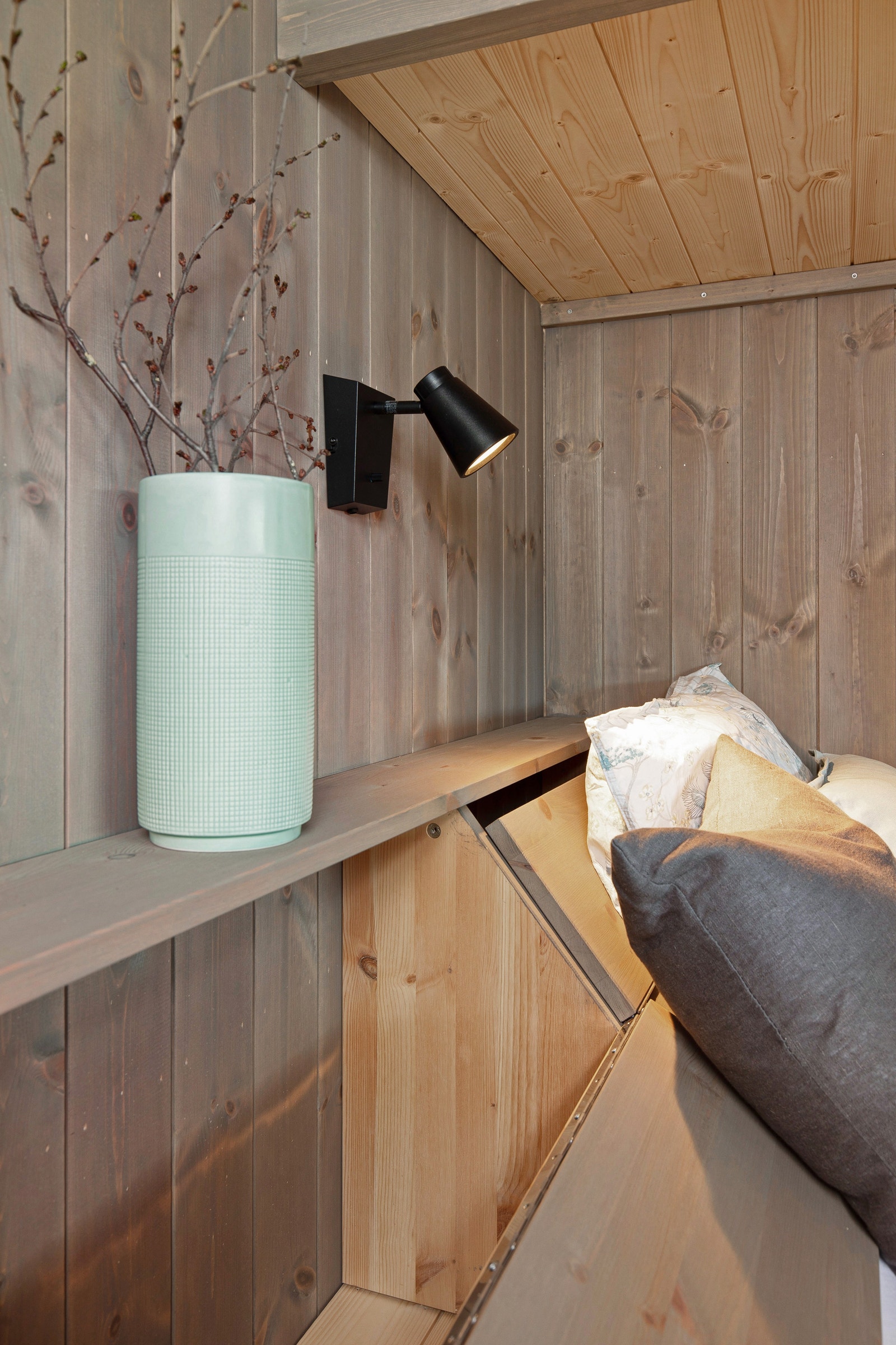 I hodegavl på familiekøya er det sengekasse for ekstra oppbevaring, samt at den er fin og sitte inntil når man nyter utsikten eller leser. Galleribilde