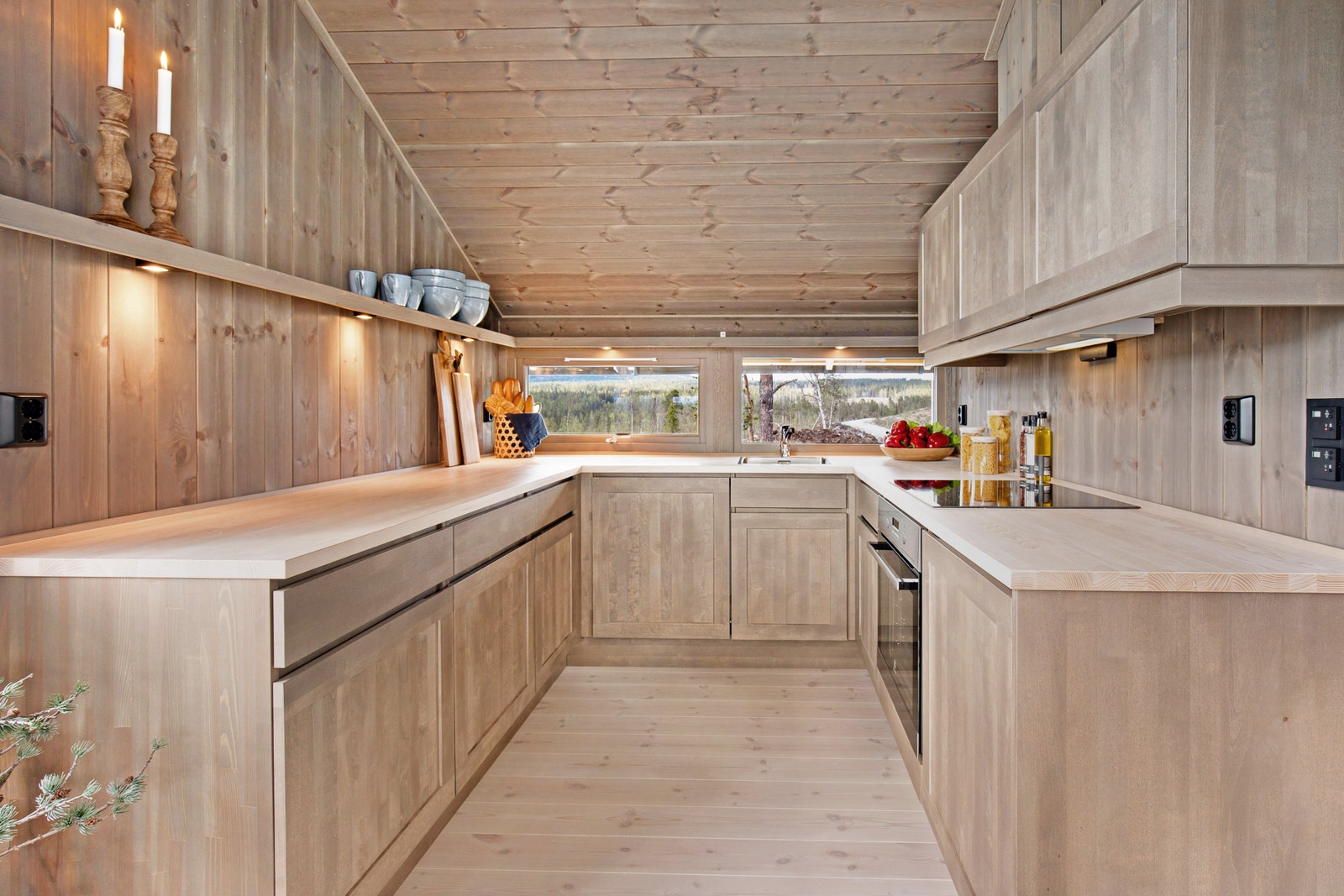 Lekkert kjøkken med god benkeplass for den som er glad i å lage mat. Galleribilde