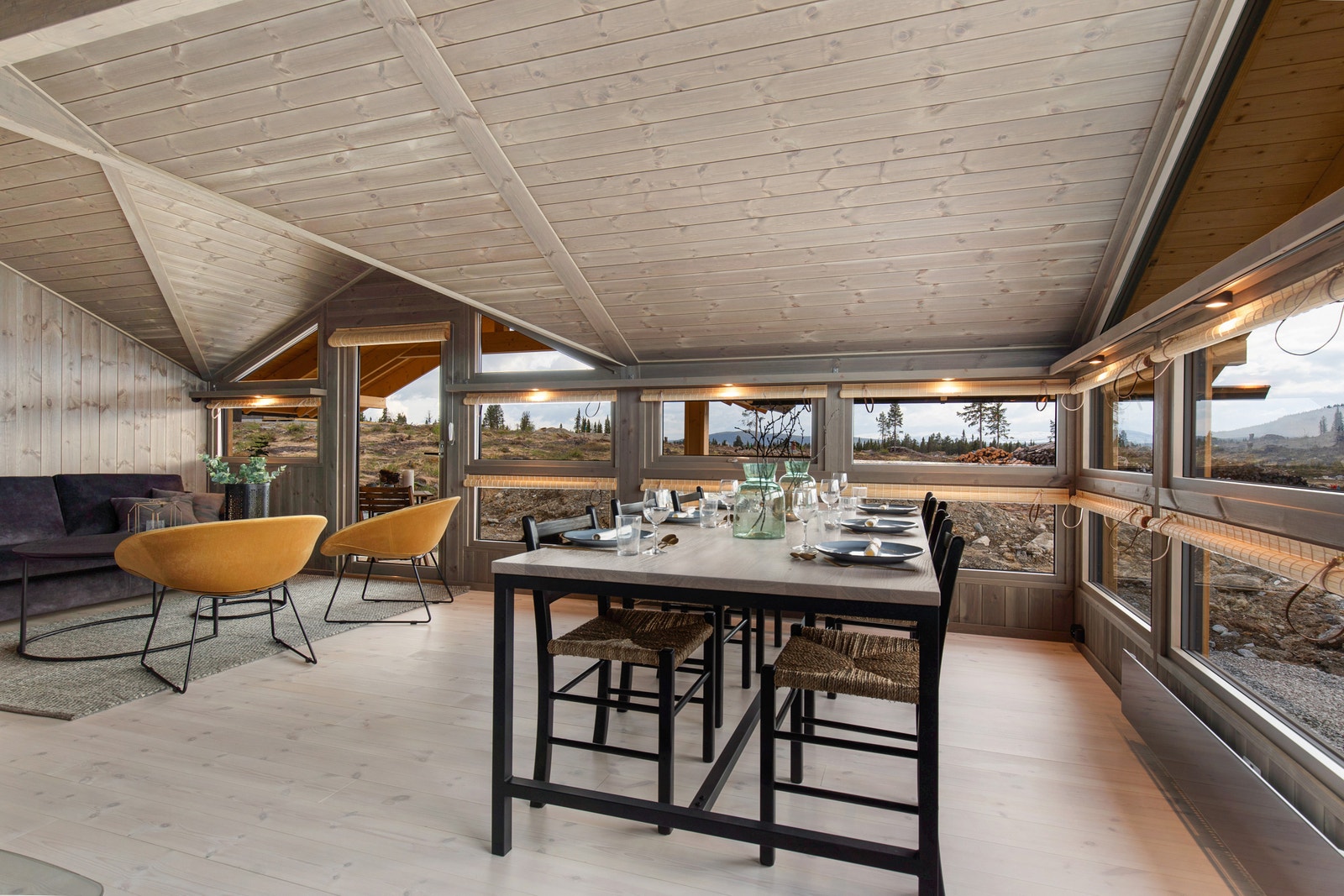 Karakteristiske hyller med spotter under på stue og kjøkken. Dette gir fin og stemningsfull belysning. Produseres på vår fabrikk. Galleribilde