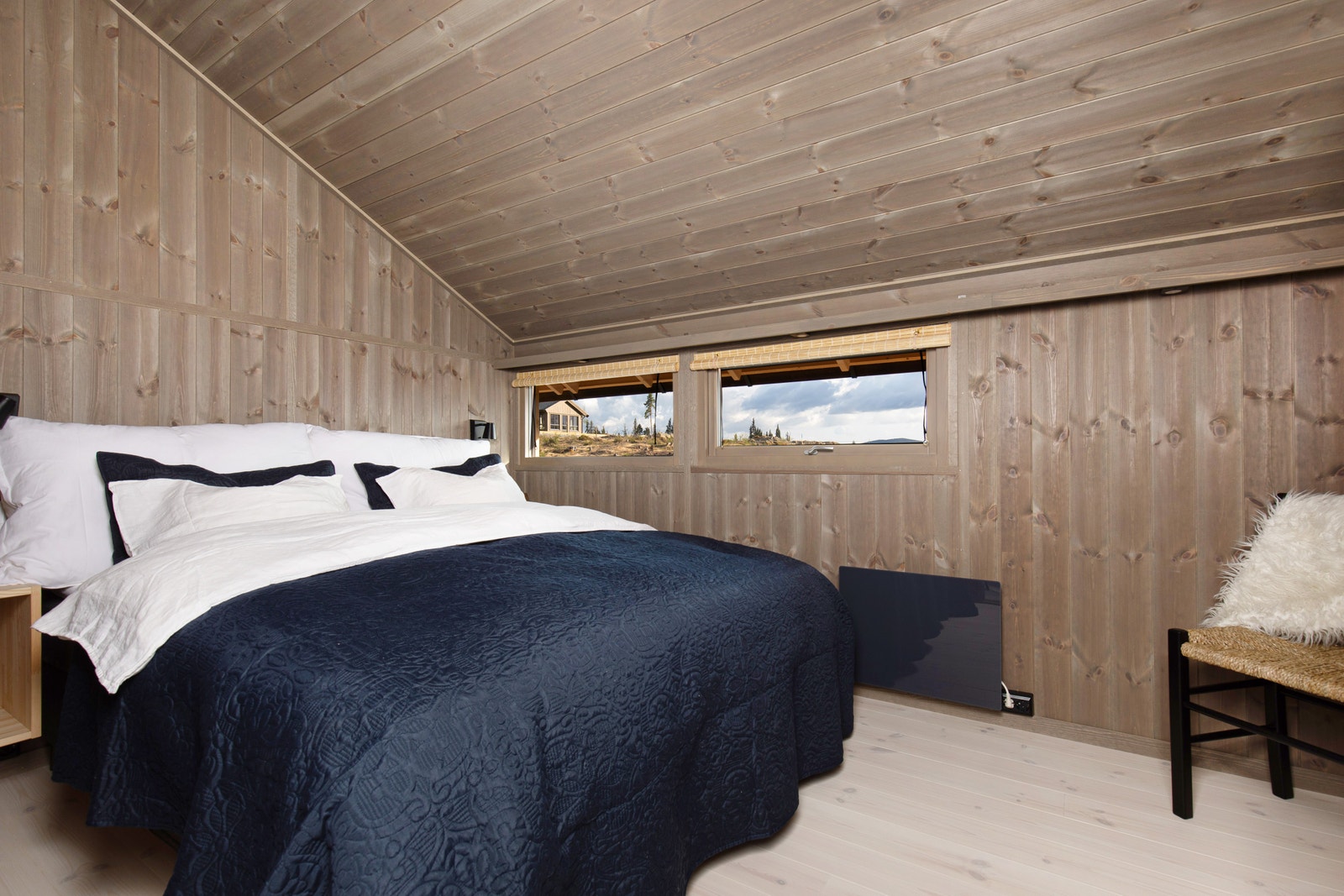 På hovedsoverom medfølger "Arkitektens nattbord" som produseres på vår fabrikk. Galleribilde