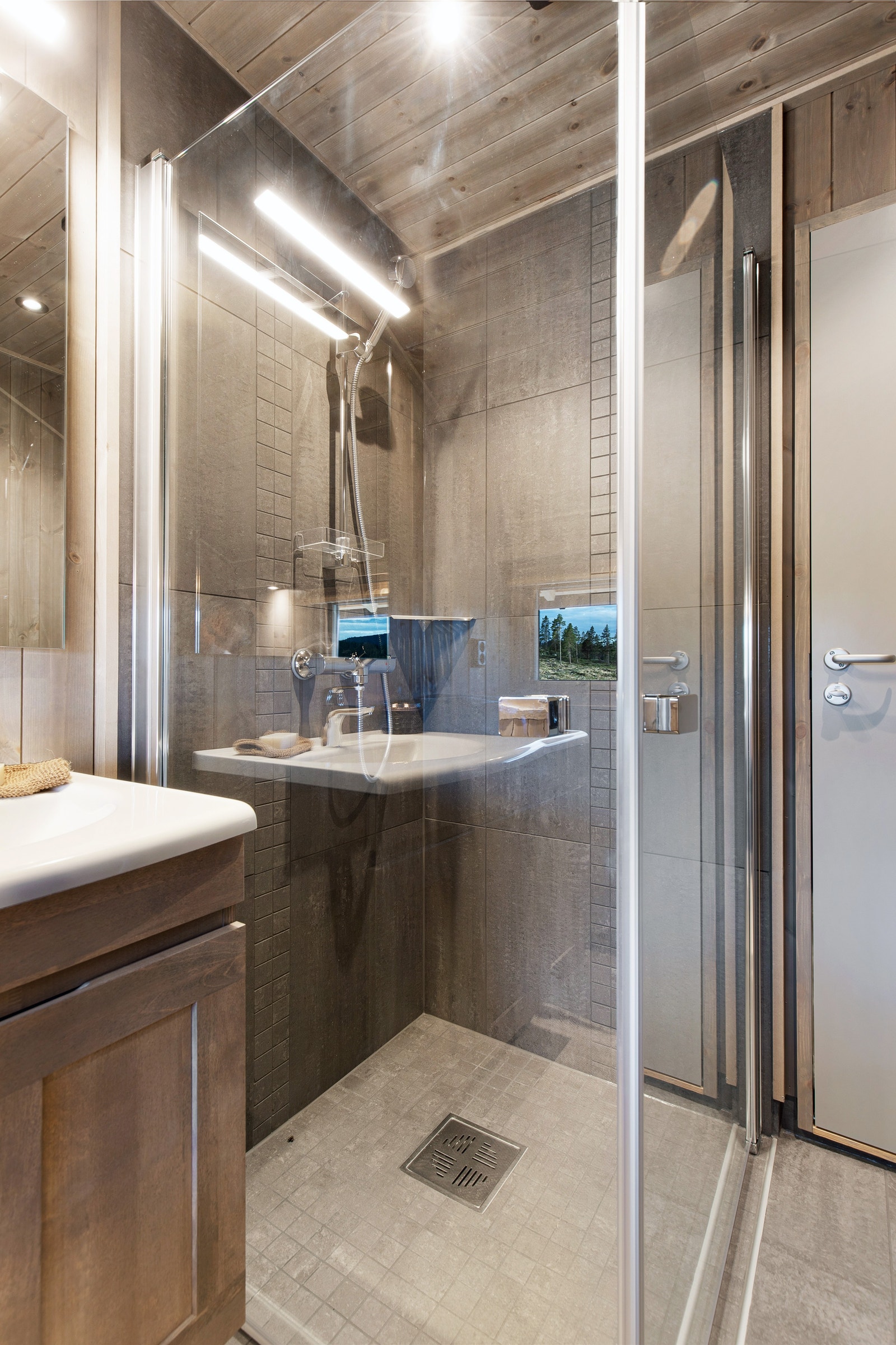 Baderom med dusjkabinett. Galleribilde