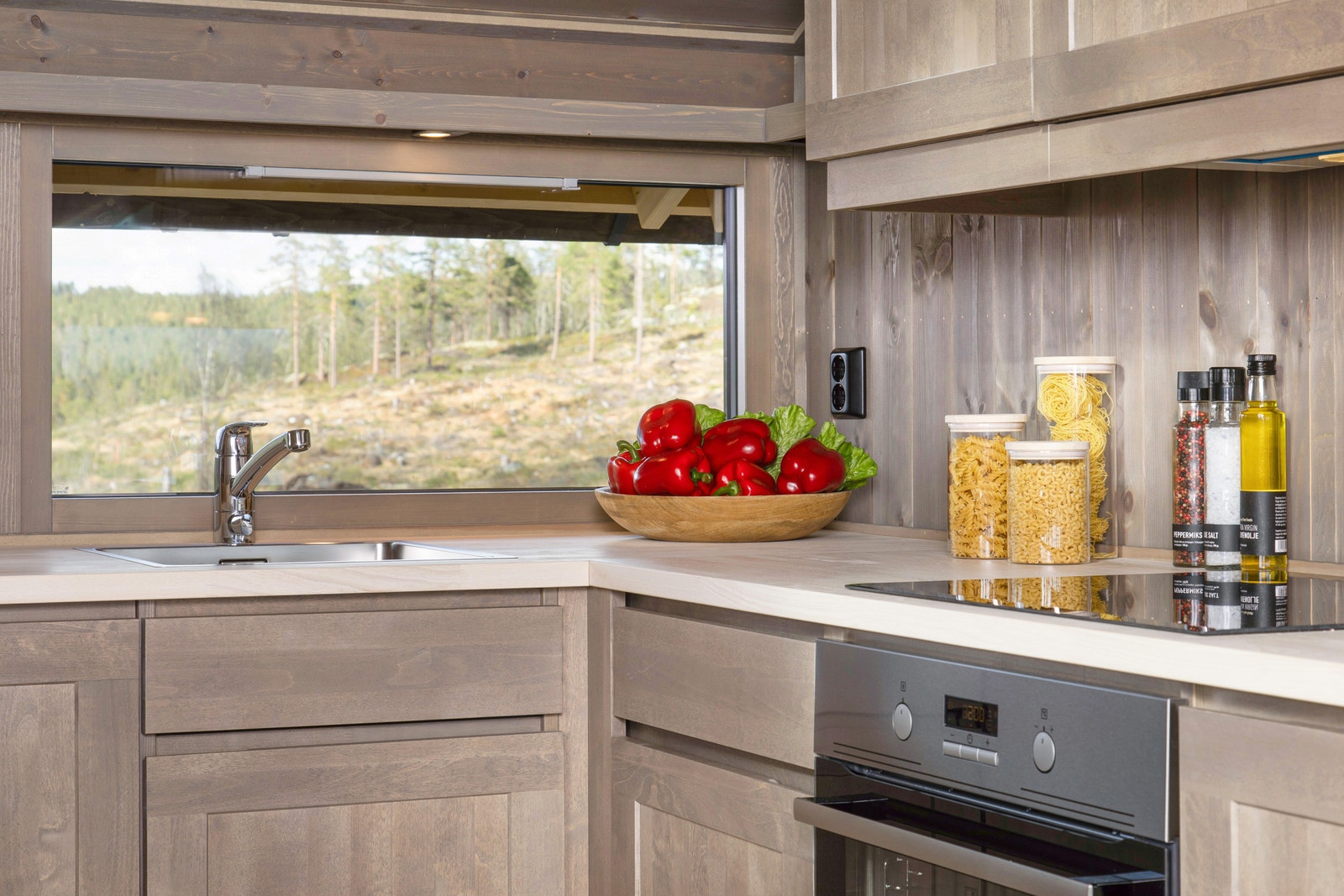 Med vindu over kjøkkenbenken, kan man følge med på barna som leker utenfor...... Galleribilde